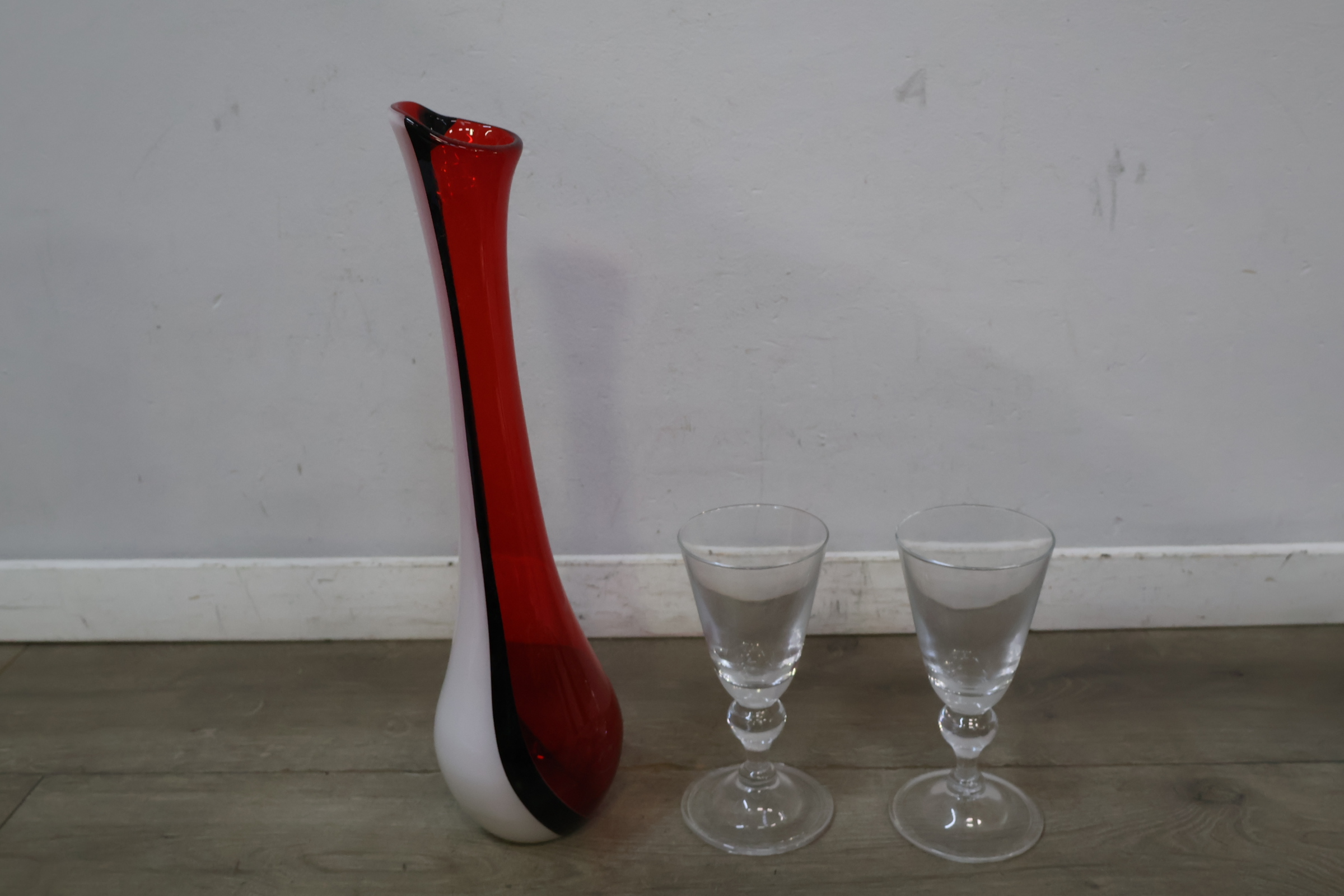 Design vaas met rode en witte kleuren – foto 4 – kavel bij GSD Auctions, Zoeterwoude