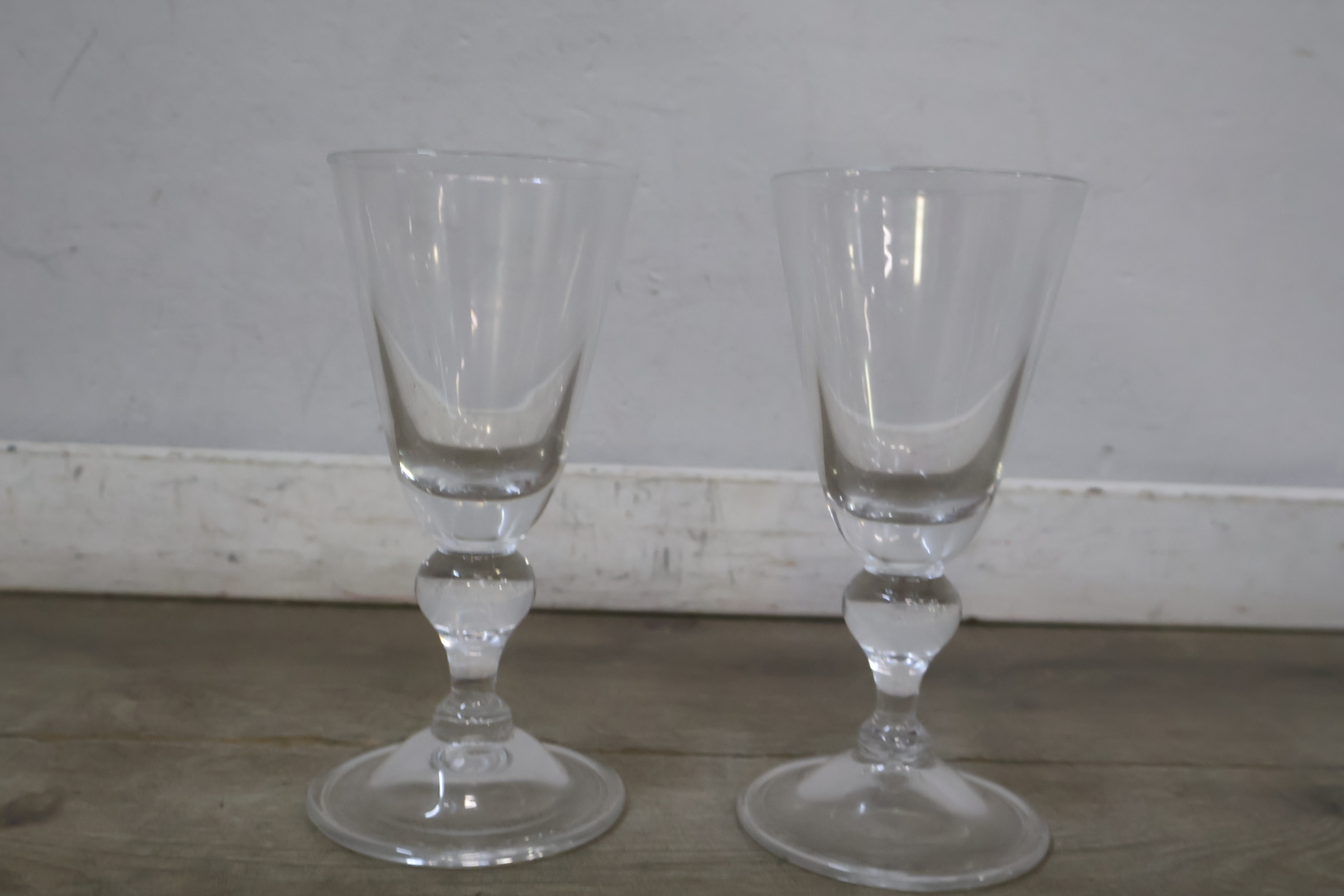 Design vaas met rode en witte kleuren – foto 6 – kavel bij GSD Auctions, Zoeterwoude