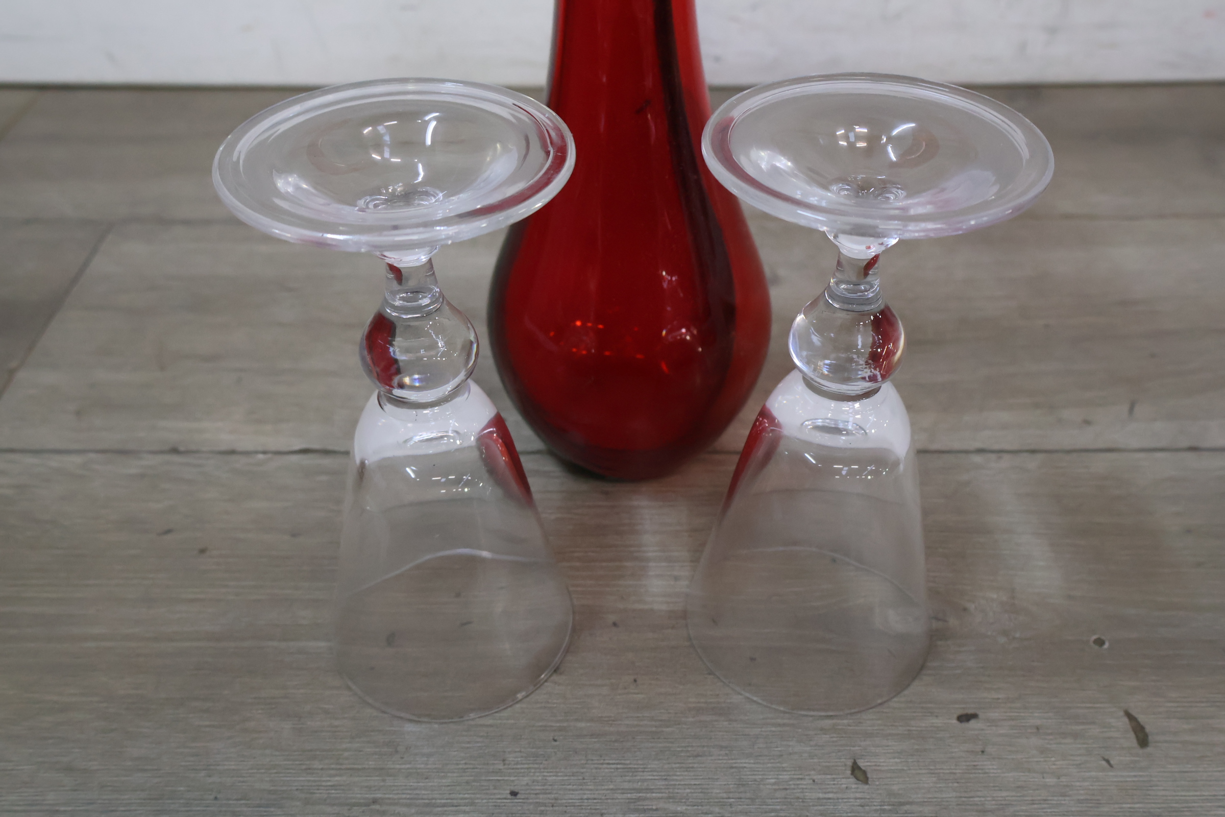 Design vaas met rode en witte kleuren – foto 7 – kavel bij GSD Auctions, Zoeterwoude