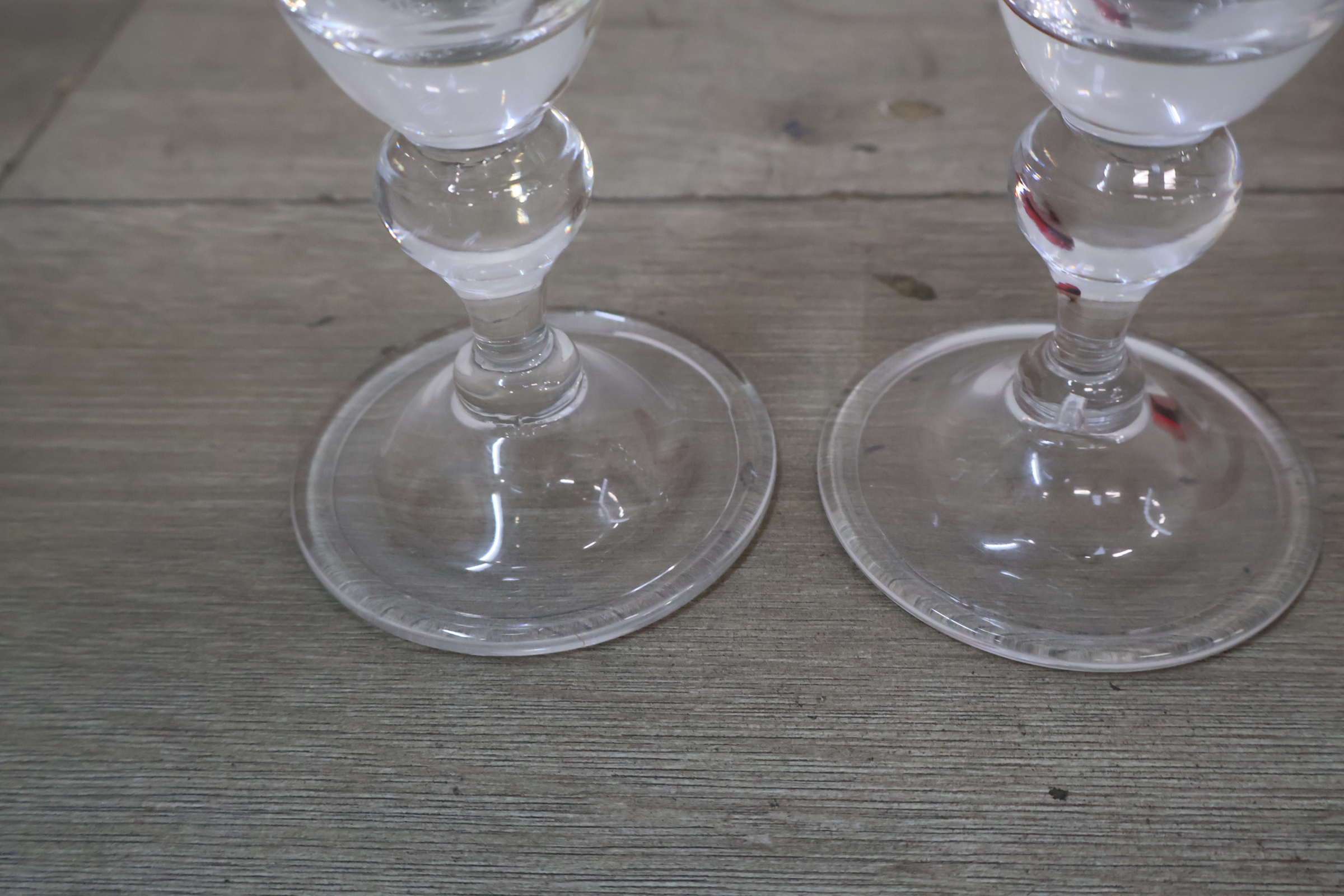 Design vaas met rode en witte kleuren – foto 9 – kavel bij GSD Auctions, Zoeterwoude