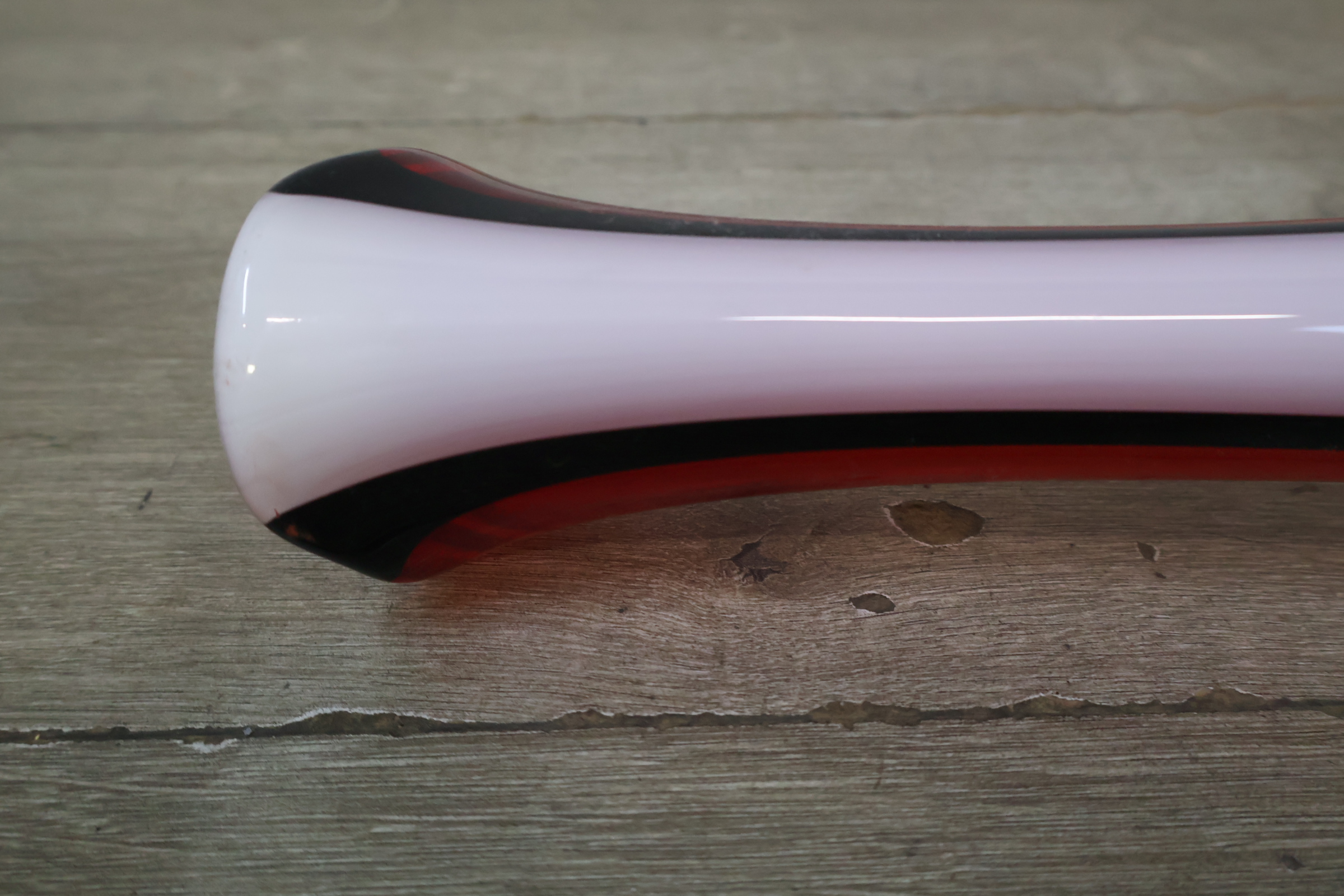 Design vaas met rode en witte kleuren – foto 10 – kavel bij GSD Auctions, Zoeterwoude