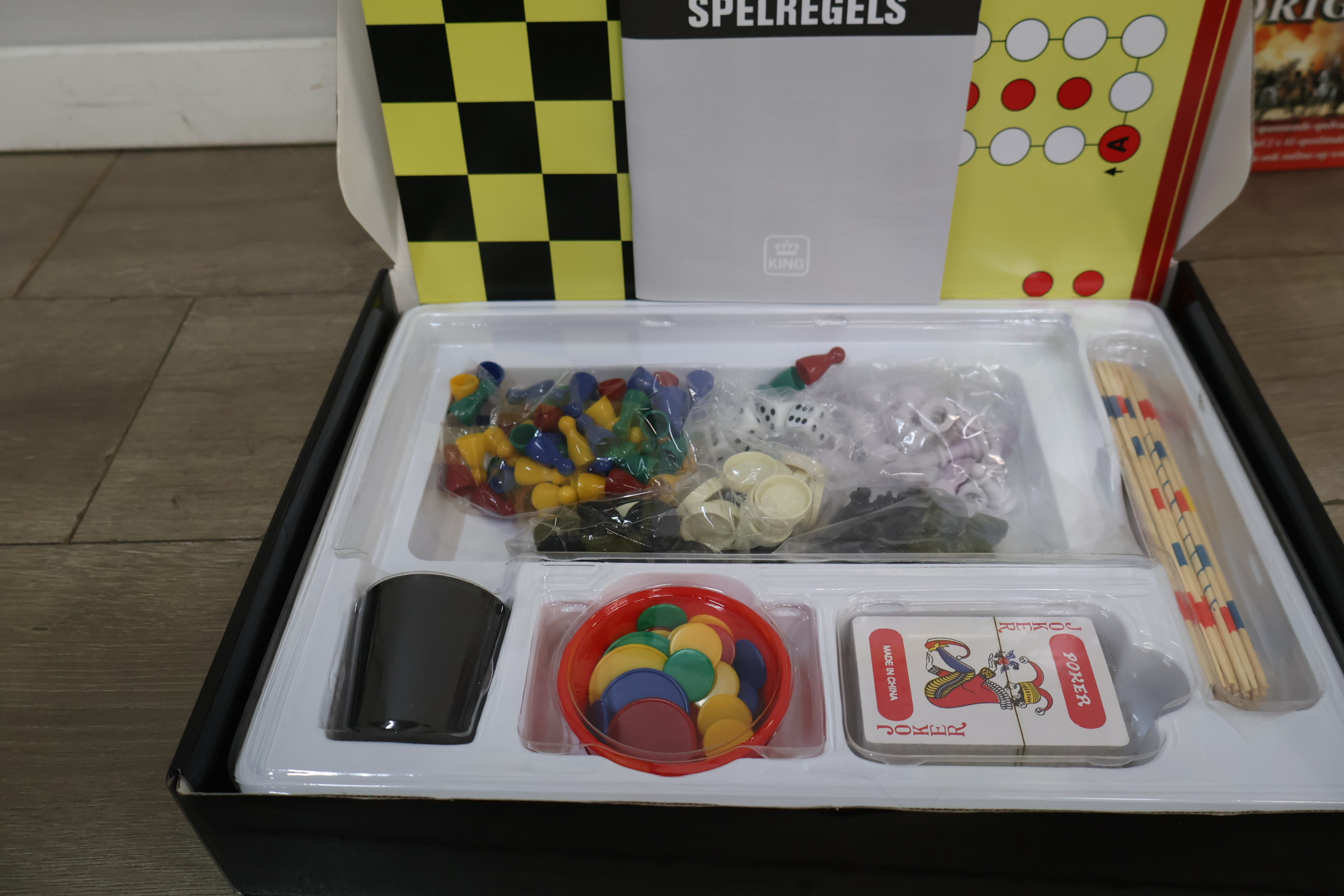 Stratego Original en Targui bordspellen met 200 spellendoos – foto 8 – kavel bij GSD Auctions, Zoeterwoude