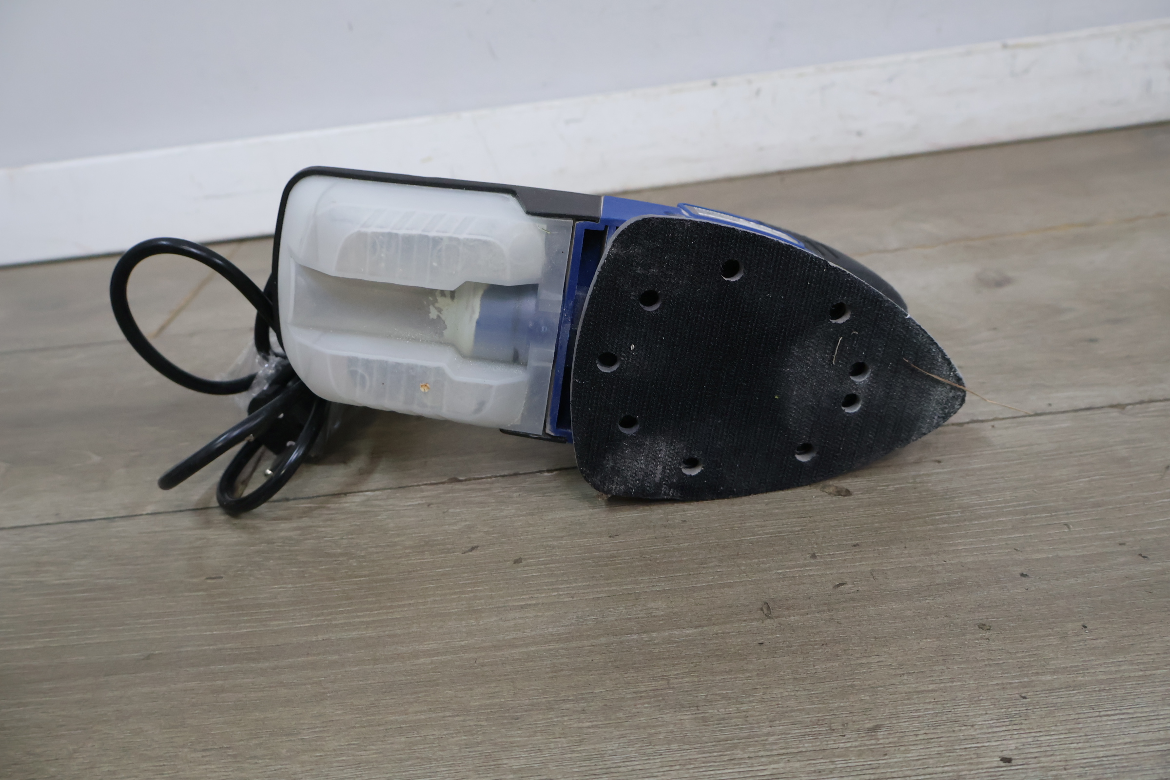 Varo elektrische schuurmachine – foto 9 – kavel bij GSD Auctions, Zoeterwoude