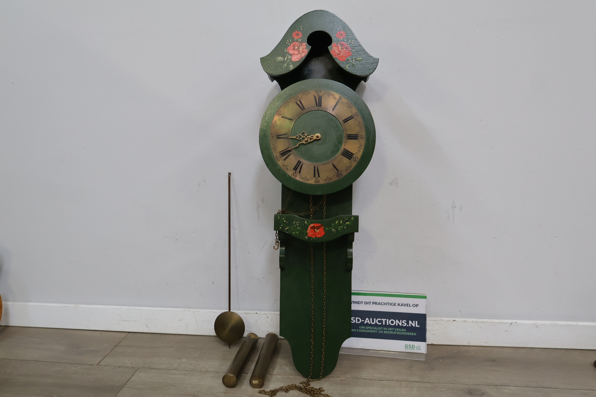 Groene wandklok met slinger en gewichten – foto 2 – kavel bij GSD Auctions, Zoeterwoude