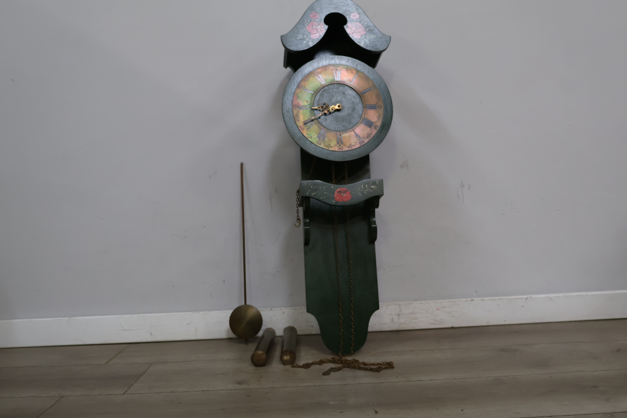 Groene wandklok met slinger en gewichten – foto 3 – kavel bij GSD Auctions, Zoeterwoude