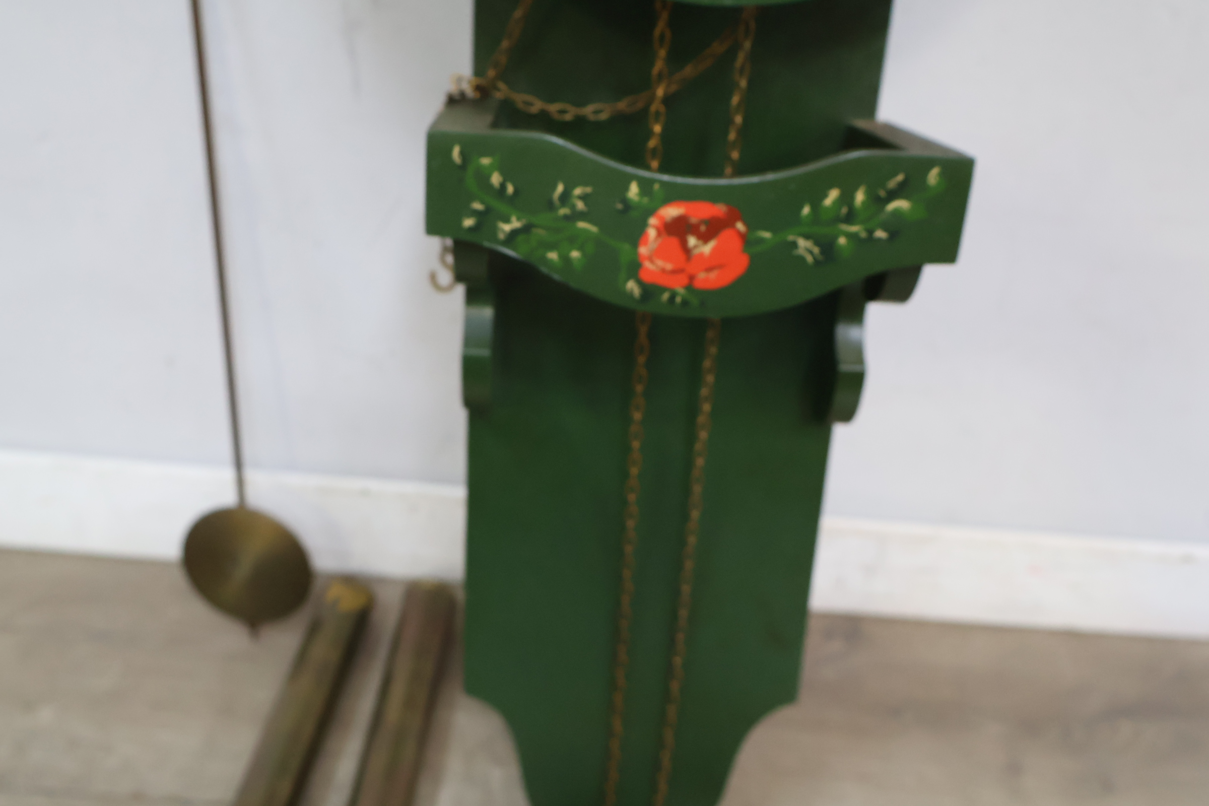 Groene wandklok met slinger en gewichten – foto 9 – kavel bij GSD Auctions, Zoeterwoude