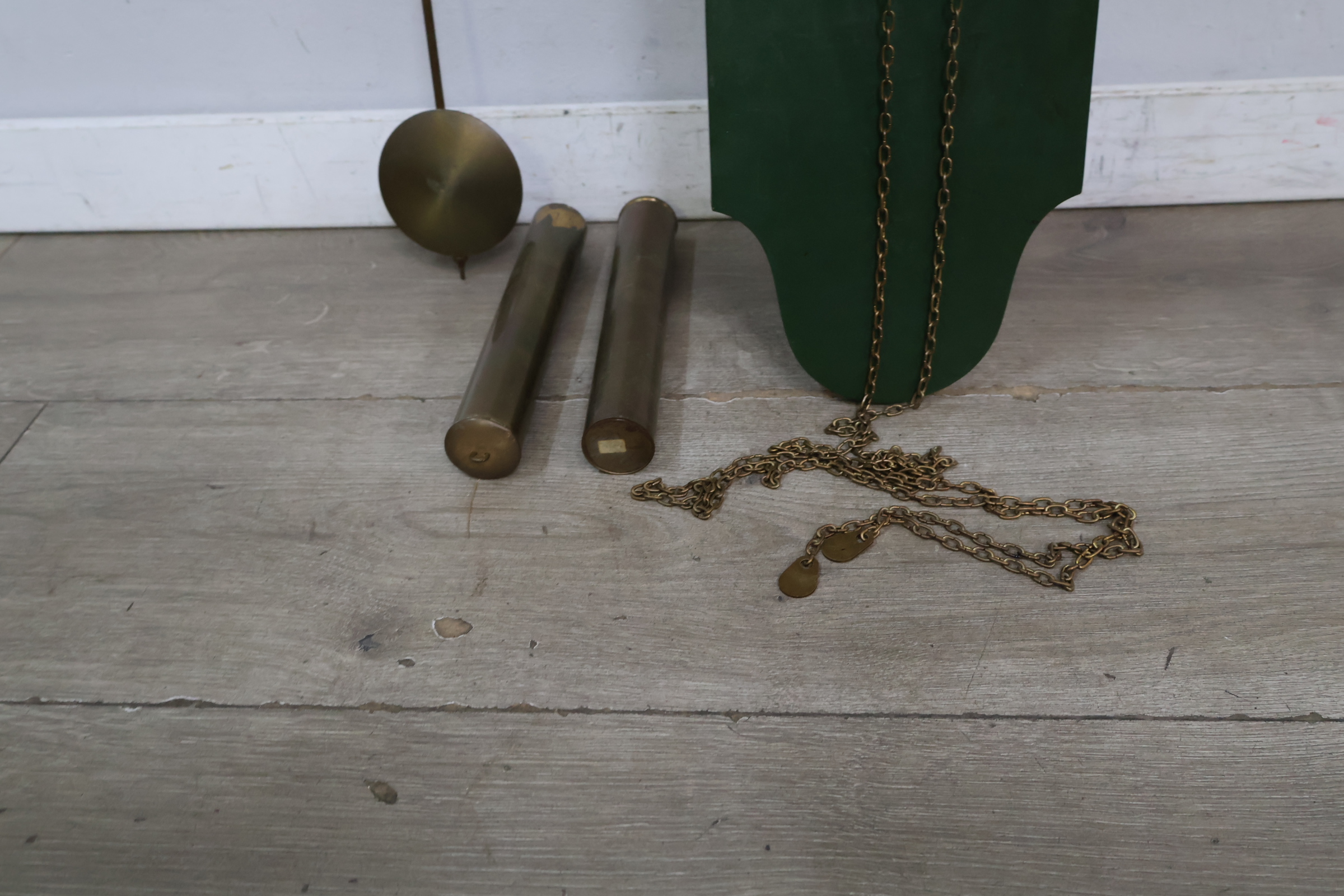 Groene wandklok met slinger en gewichten – foto 10 – kavel bij GSD Auctions, Zoeterwoude