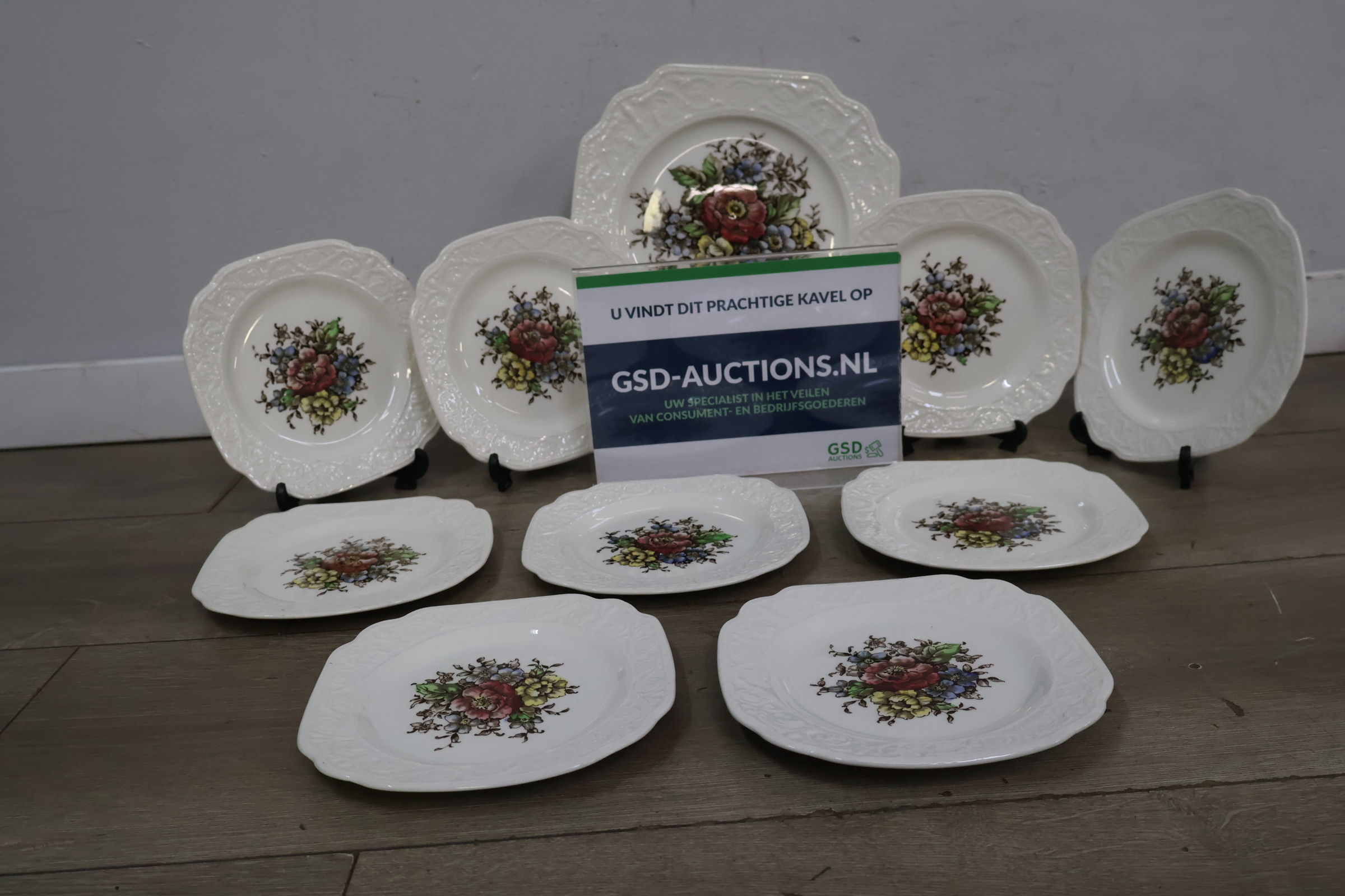 Set van 10 witte borden met bloemenmotief – foto 2 – kavel bij GSD Auctions, Zoeterwoude