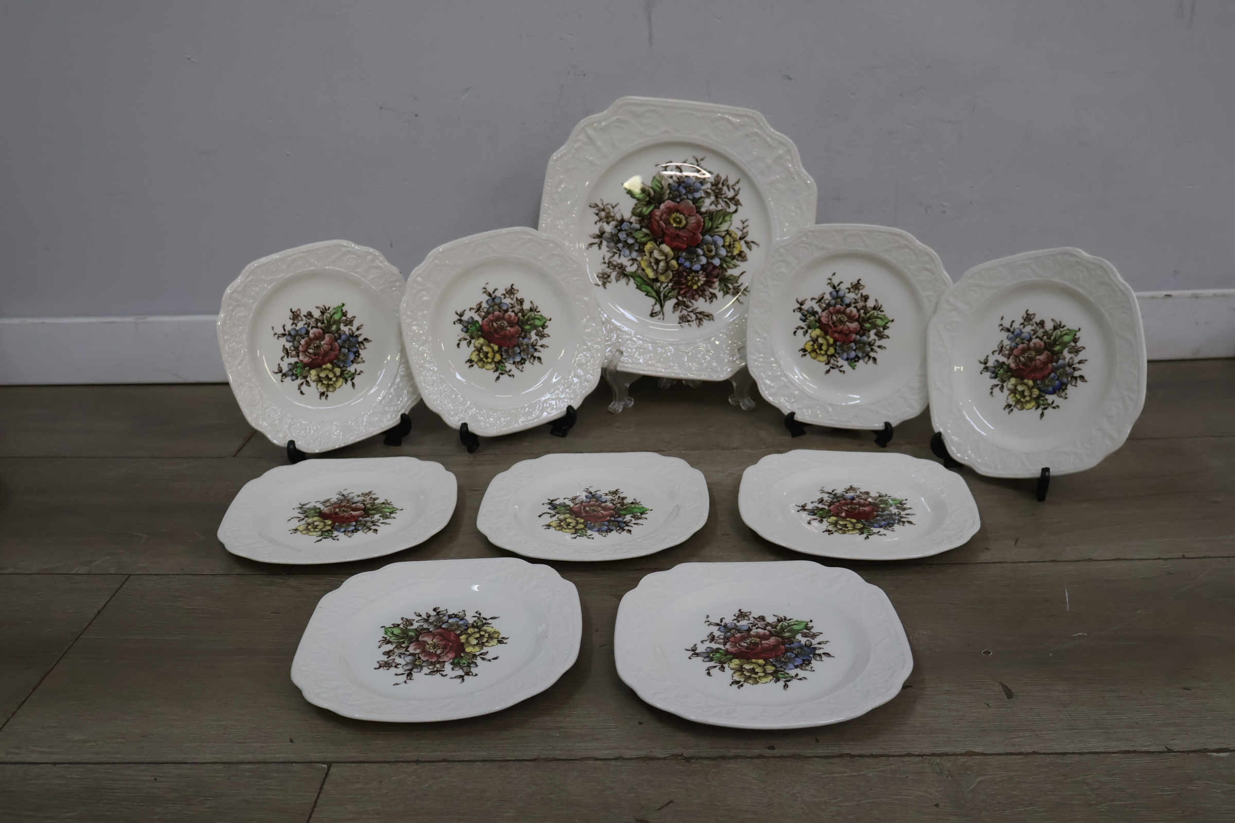 Set van 10 witte borden met bloemenmotief – foto 3 – kavel bij GSD Auctions, Zoeterwoude