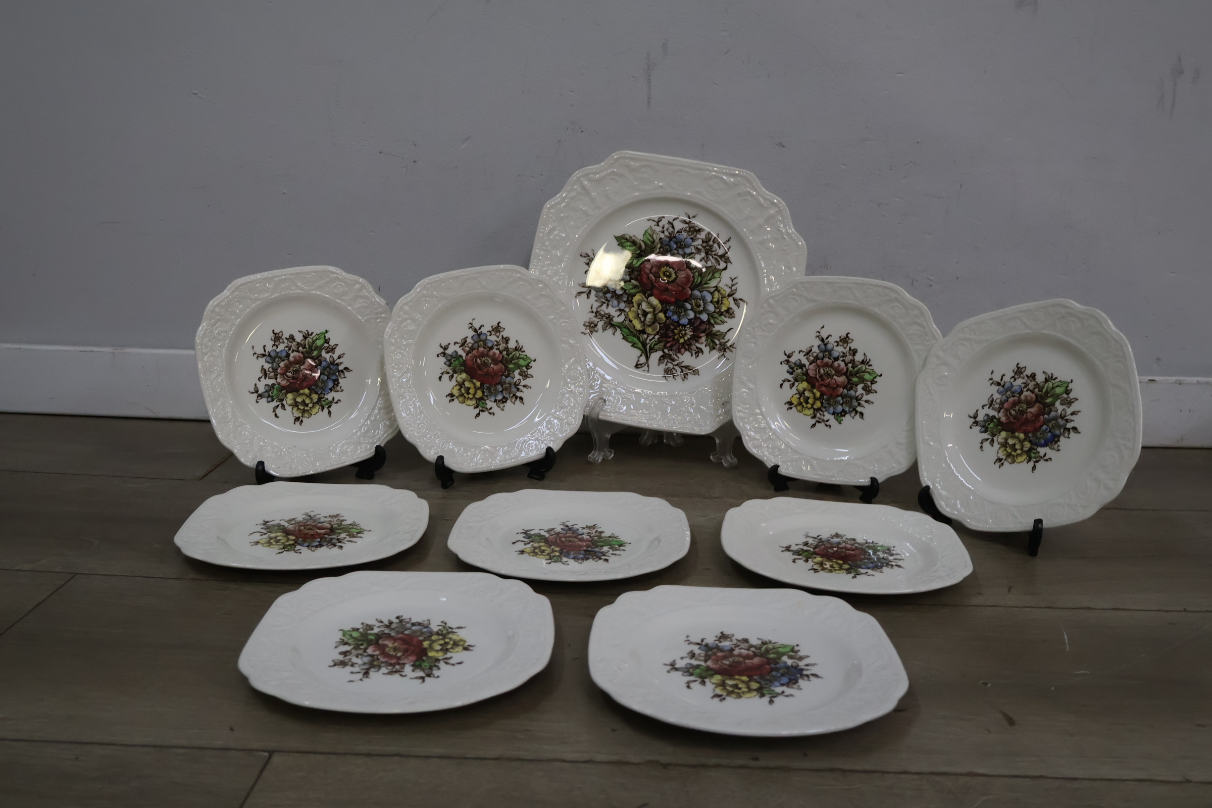 Set van 10 witte borden met bloemenmotief – foto 4 – kavel bij GSD Auctions, Zoeterwoude