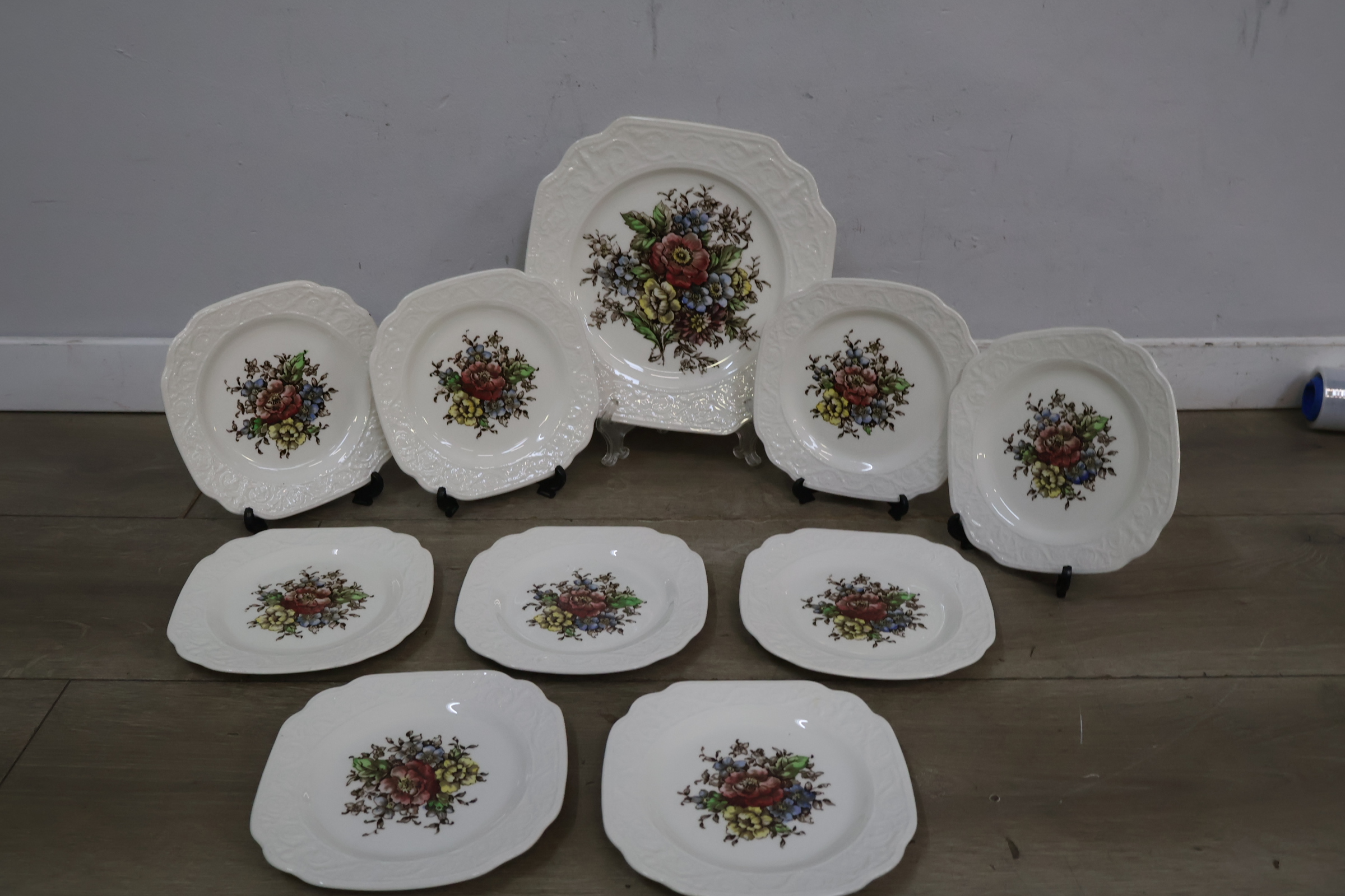 Set van 10 witte borden met bloemenmotief – foto 5 – kavel bij GSD Auctions, Zoeterwoude