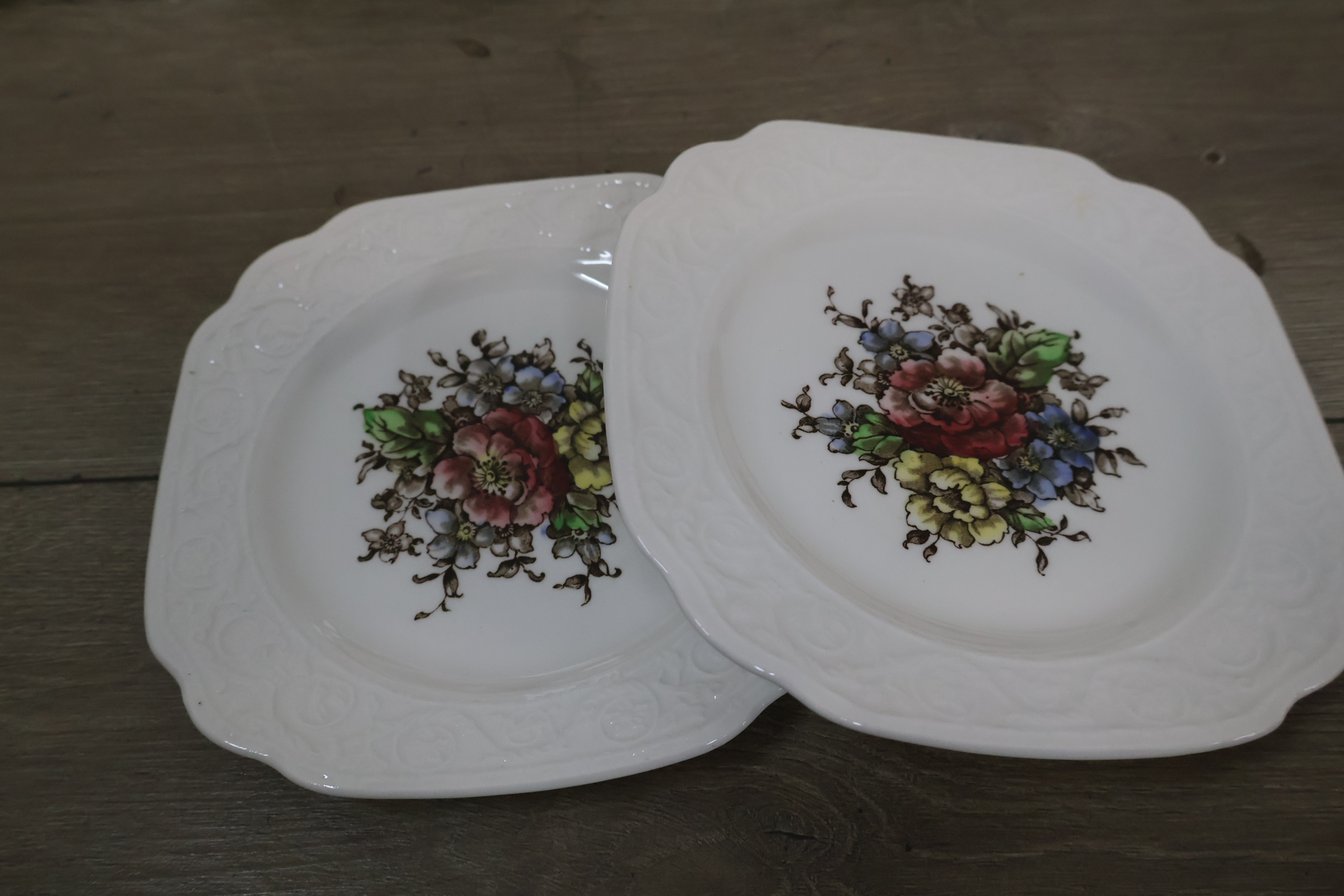 Set van 10 witte borden met bloemenmotief – foto 6 – kavel bij GSD Auctions, Zoeterwoude