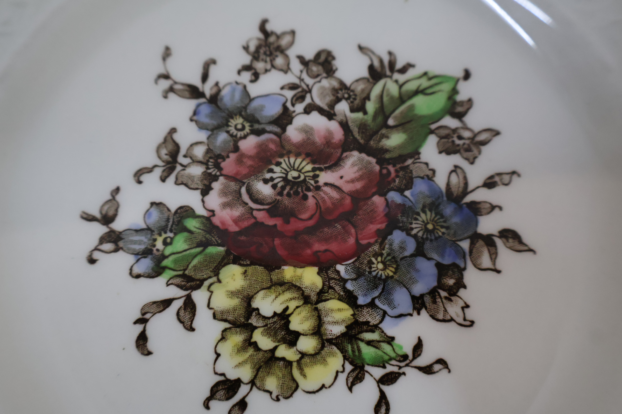 Set van 10 witte borden met bloemenmotief – foto 7 – kavel bij GSD Auctions, Zoeterwoude