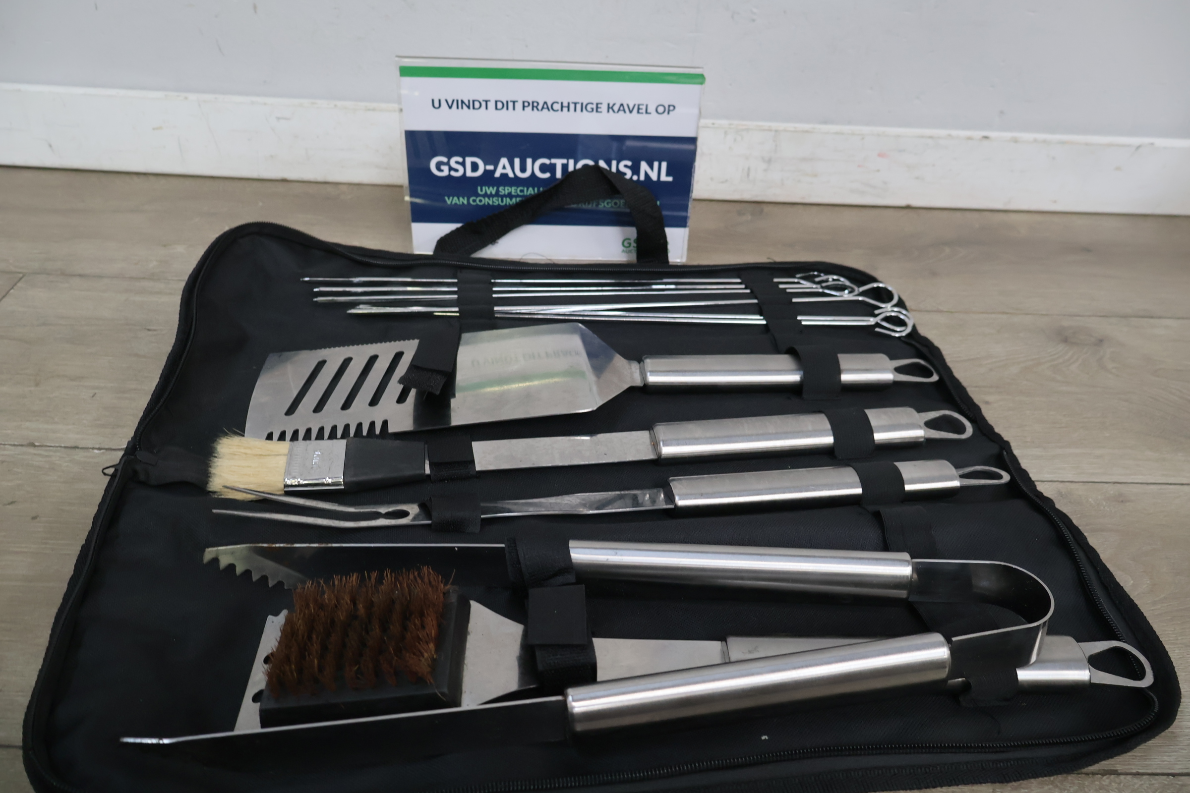 Set roestvrijstalen barbecue gereedschap en spiesen – foto 2 – kavel bij GSD Auctions, Zoeterwoude