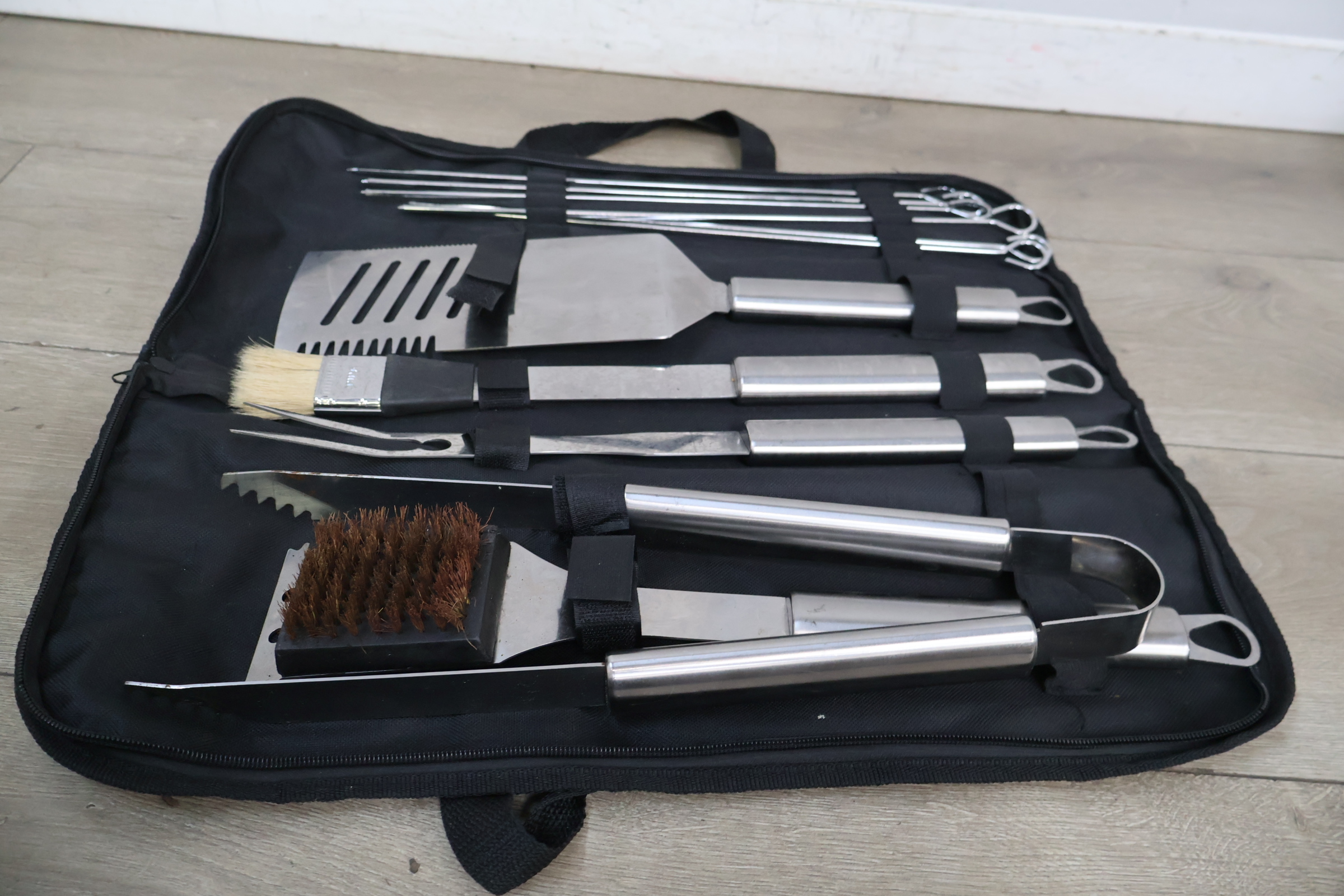Set roestvrijstalen barbecue gereedschap en spiesen – foto 3 – kavel bij GSD Auctions, Zoeterwoude