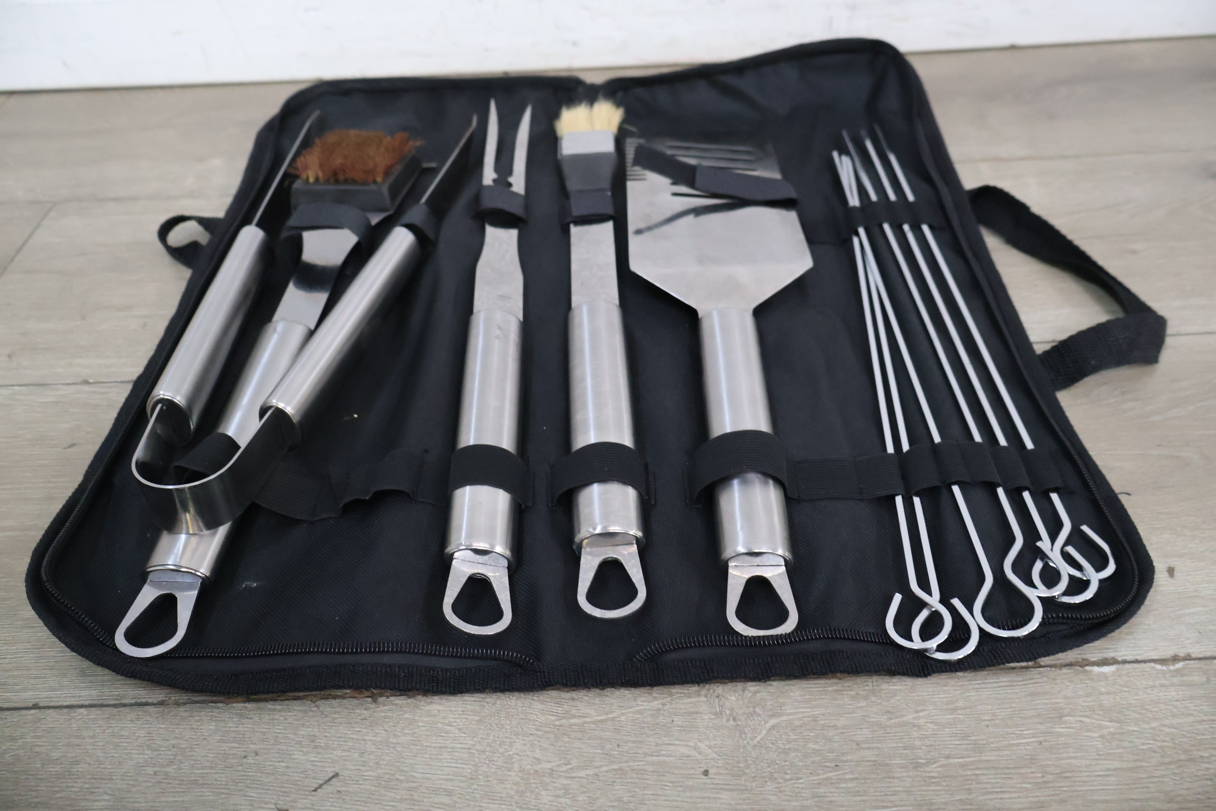 Set roestvrijstalen barbecue gereedschap en spiesen – foto 4 – kavel bij GSD Auctions, Zoeterwoude