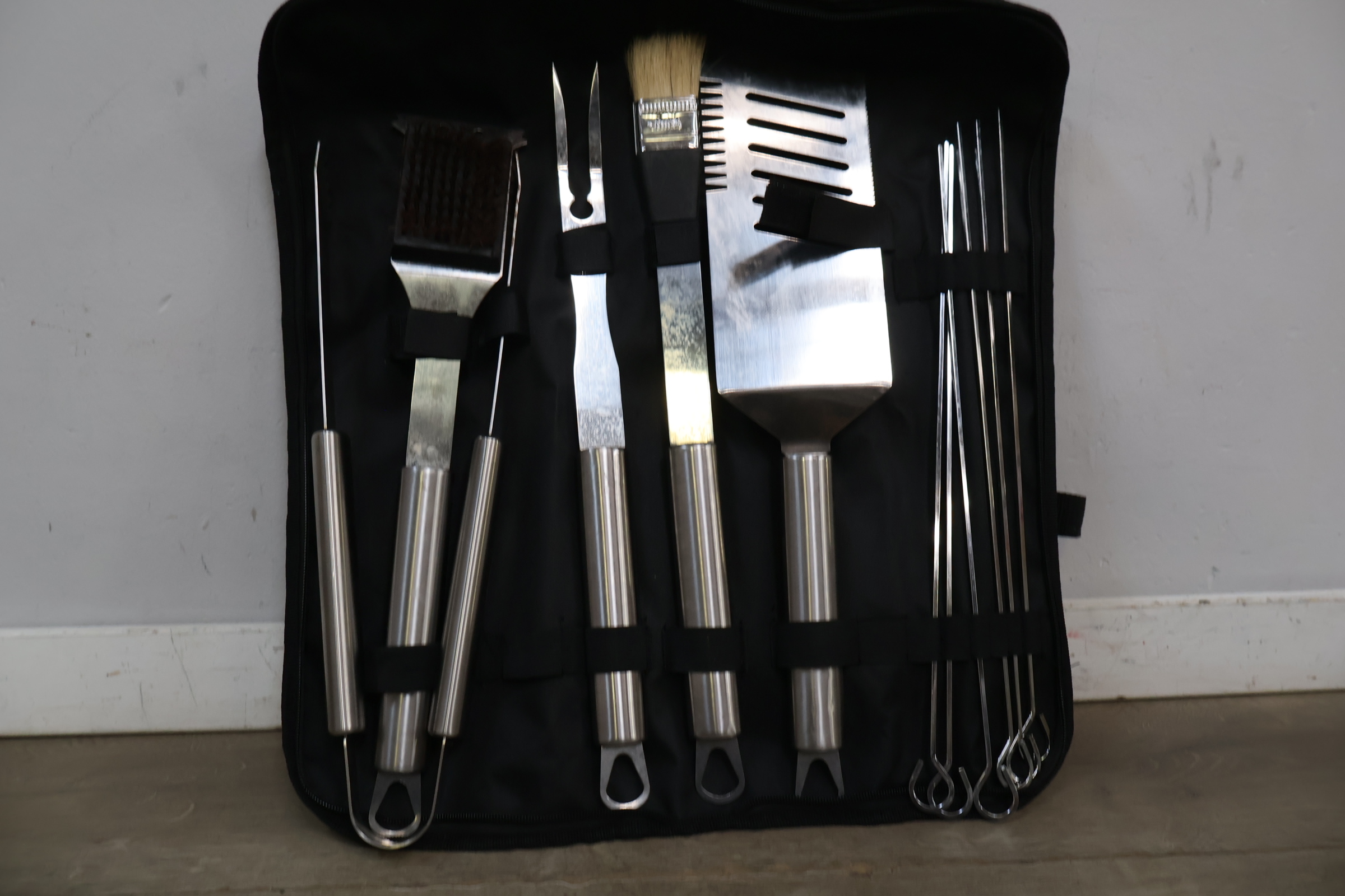 Set roestvrijstalen barbecue gereedschap en spiesen – foto 5 – kavel bij GSD Auctions, Zoeterwoude