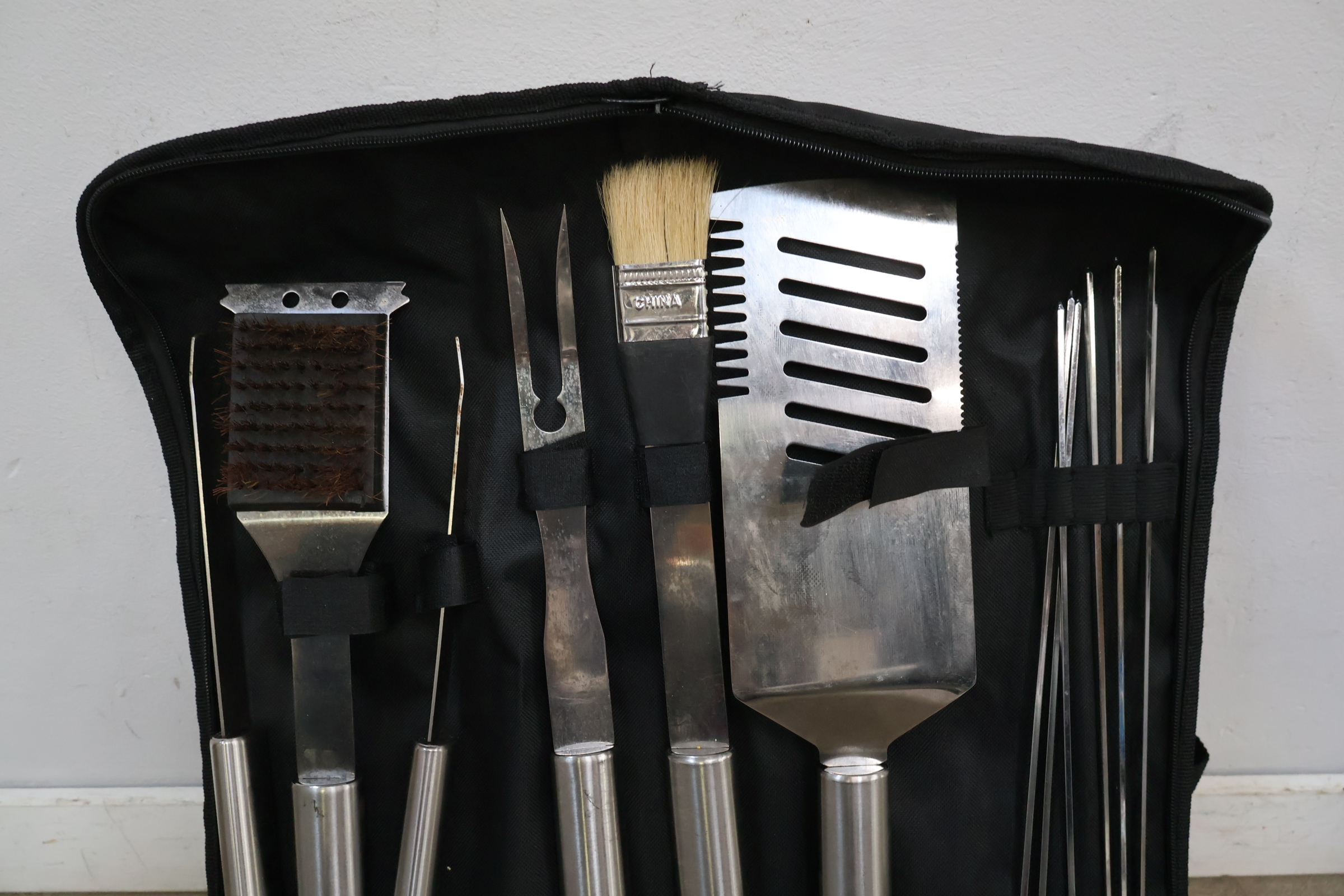 Set roestvrijstalen barbecue gereedschap en spiesen – foto 6 – kavel bij GSD Auctions, Zoeterwoude