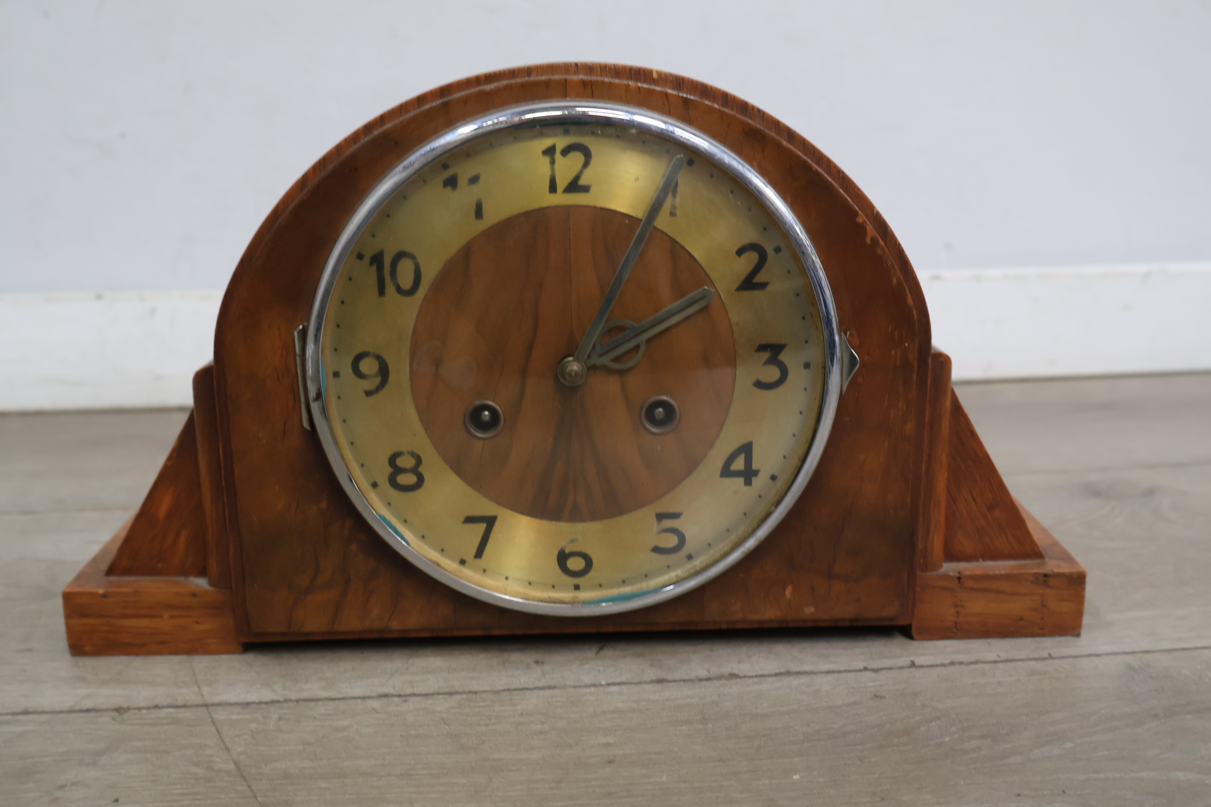 Houten tafelklok met ronde wijzerplaat – foto 3 – kavel bij GSD Auctions, Zoeterwoude