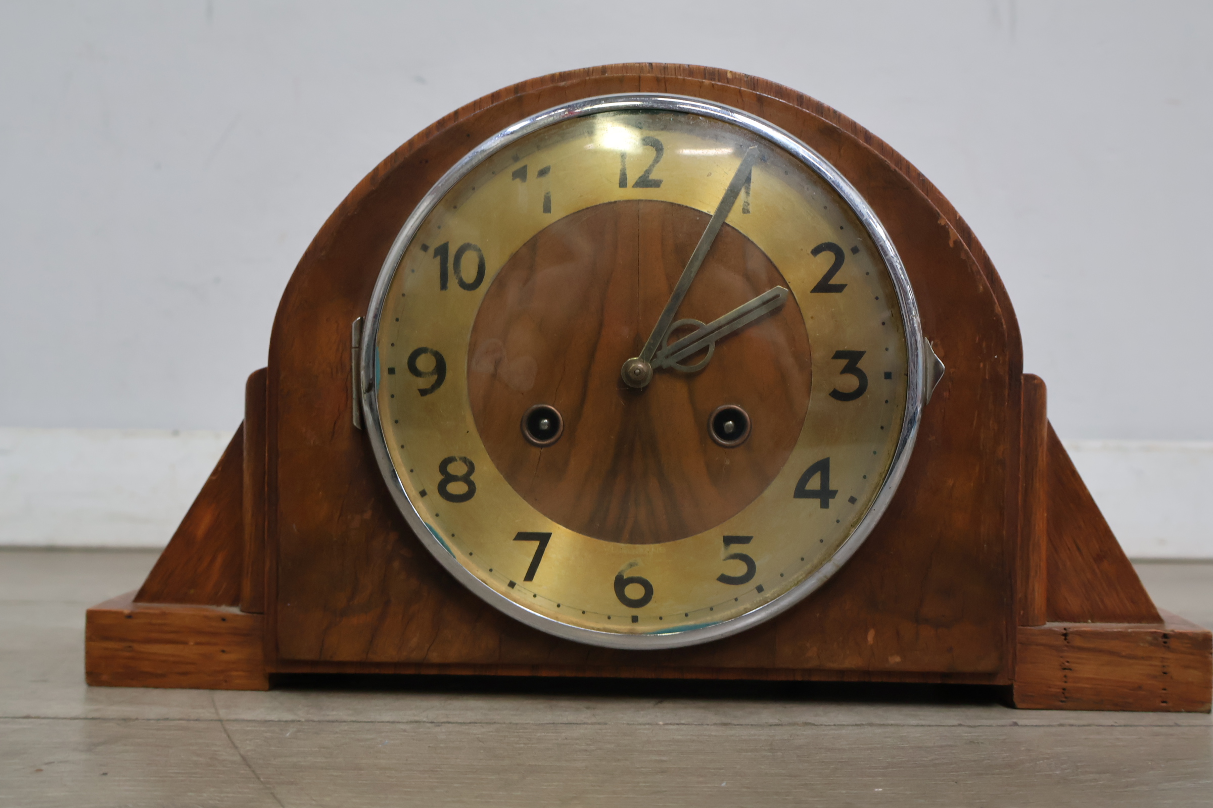 Houten tafelklok met ronde wijzerplaat – foto 4 – kavel bij GSD Auctions, Zoeterwoude