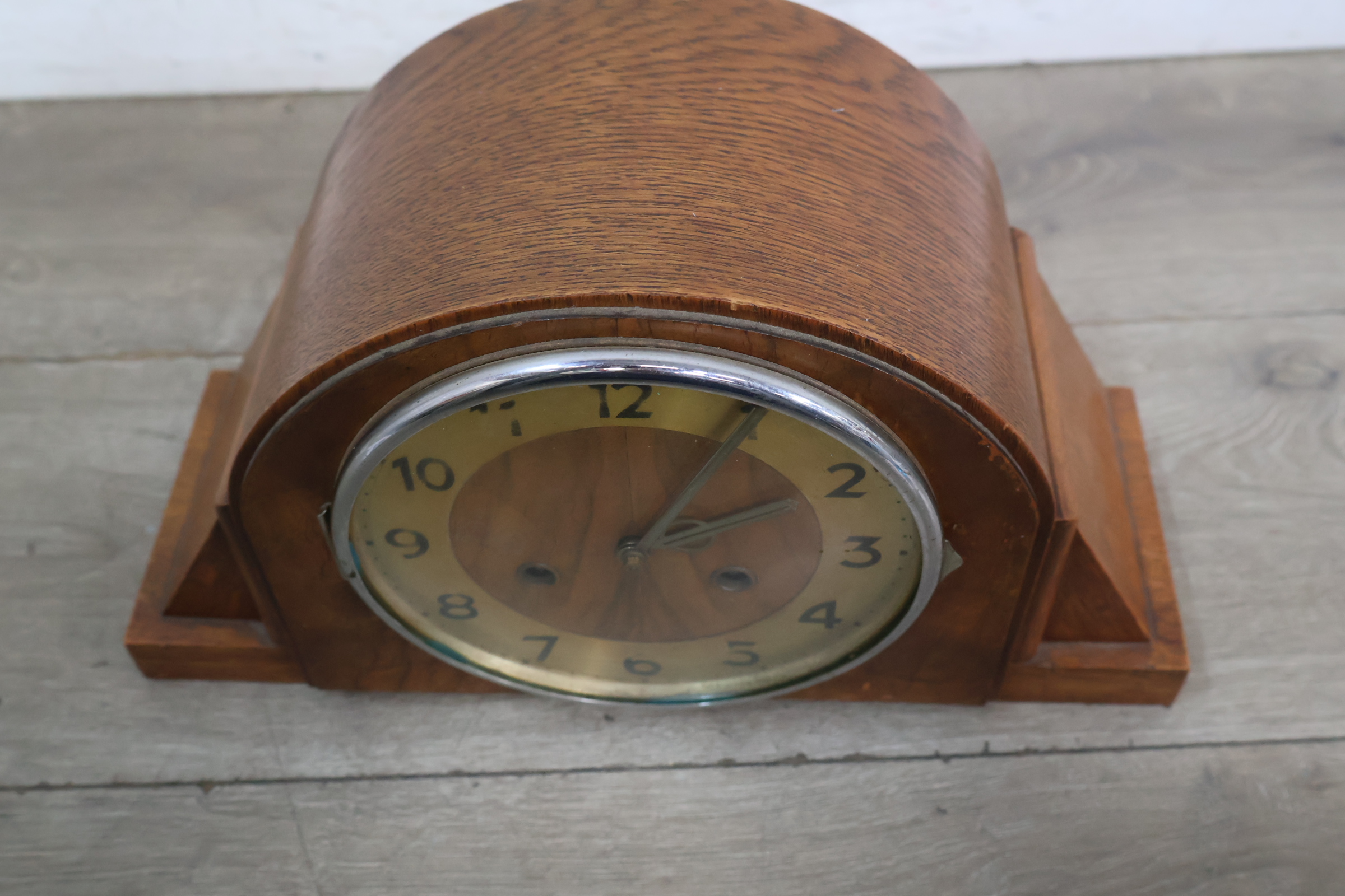 Houten tafelklok met ronde wijzerplaat – foto 5 – kavel bij GSD Auctions, Zoeterwoude