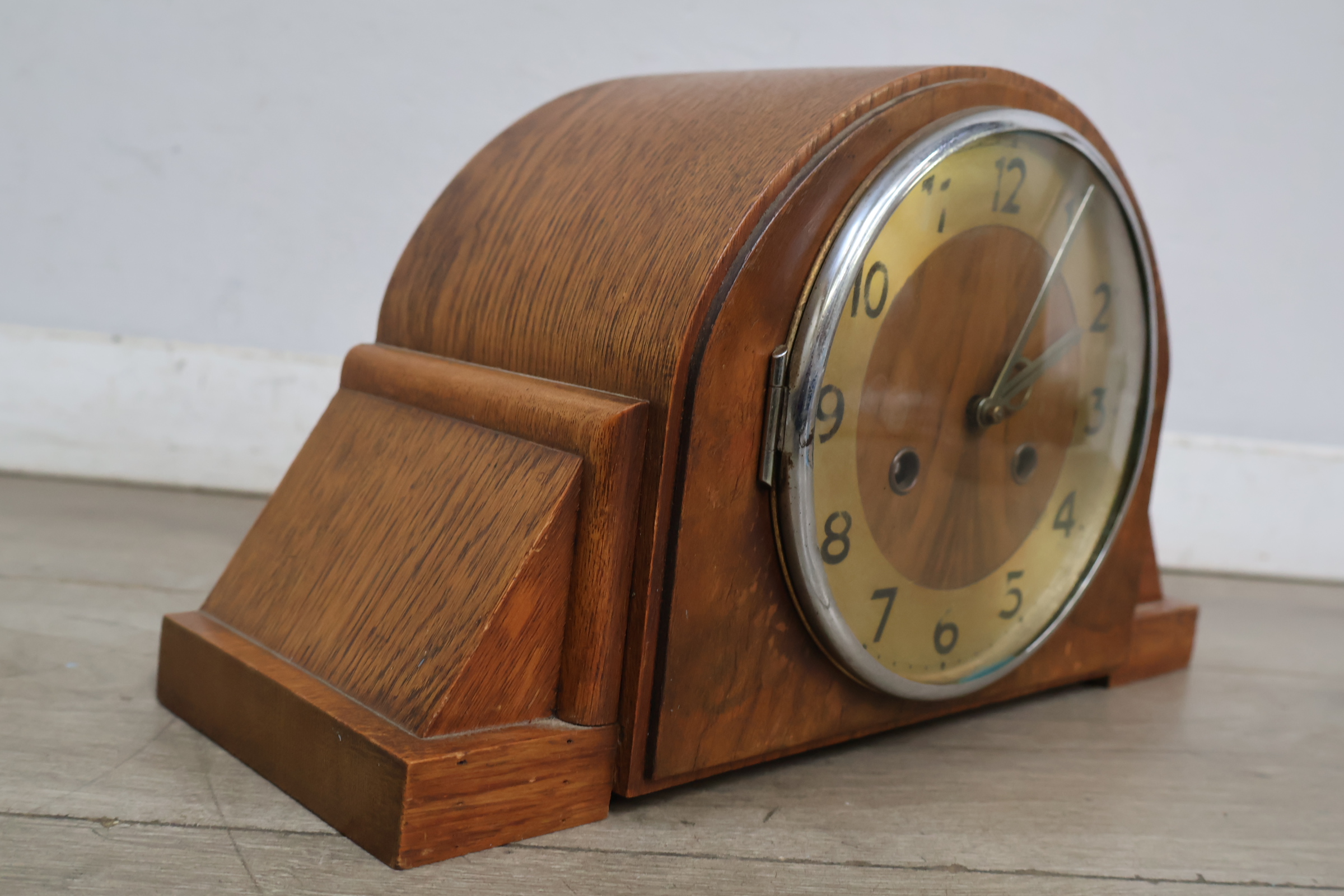 Houten tafelklok met ronde wijzerplaat – foto 6 – kavel bij GSD Auctions, Zoeterwoude