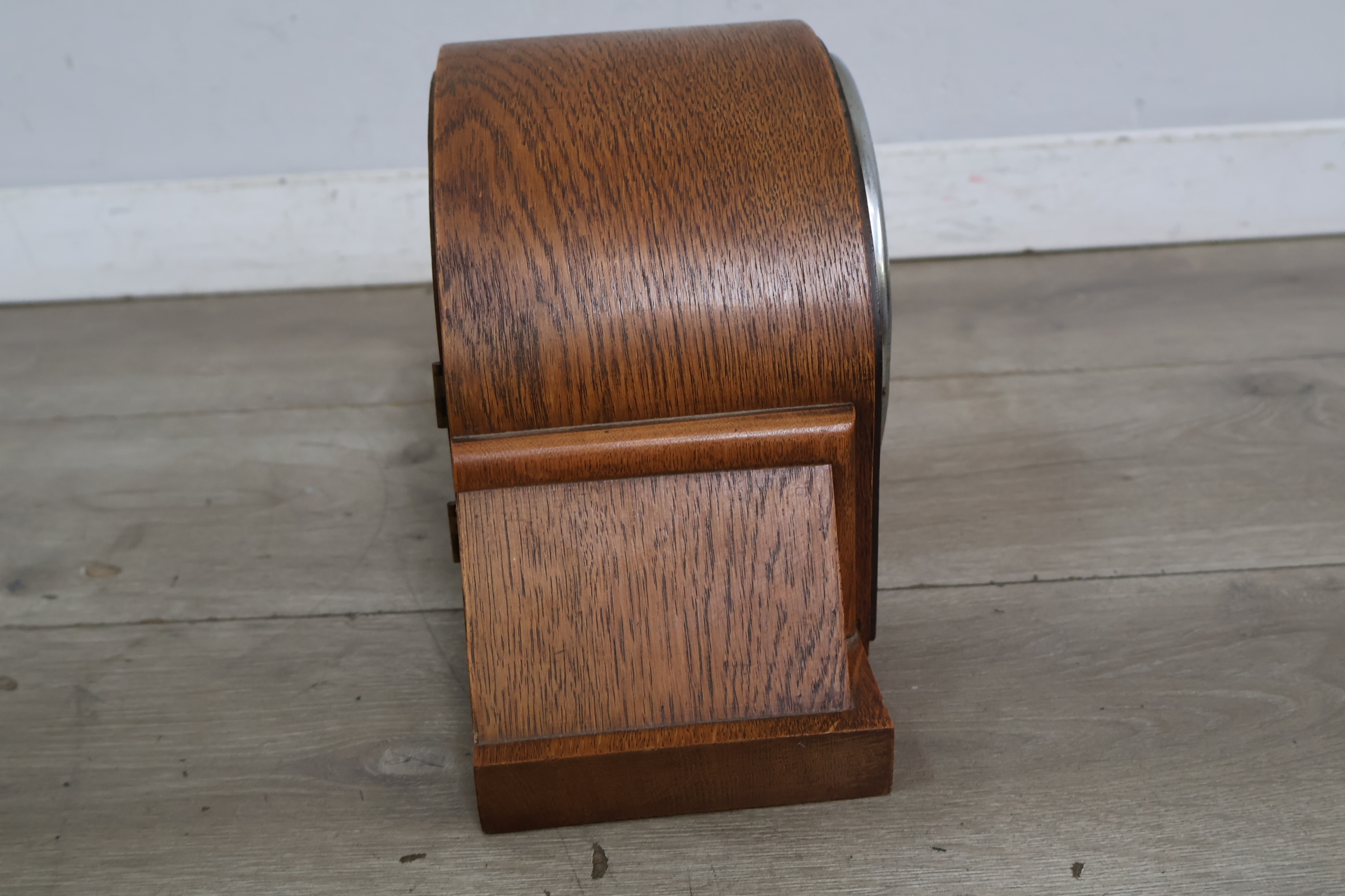 Houten tafelklok met ronde wijzerplaat – foto 7 – kavel bij GSD Auctions, Zoeterwoude