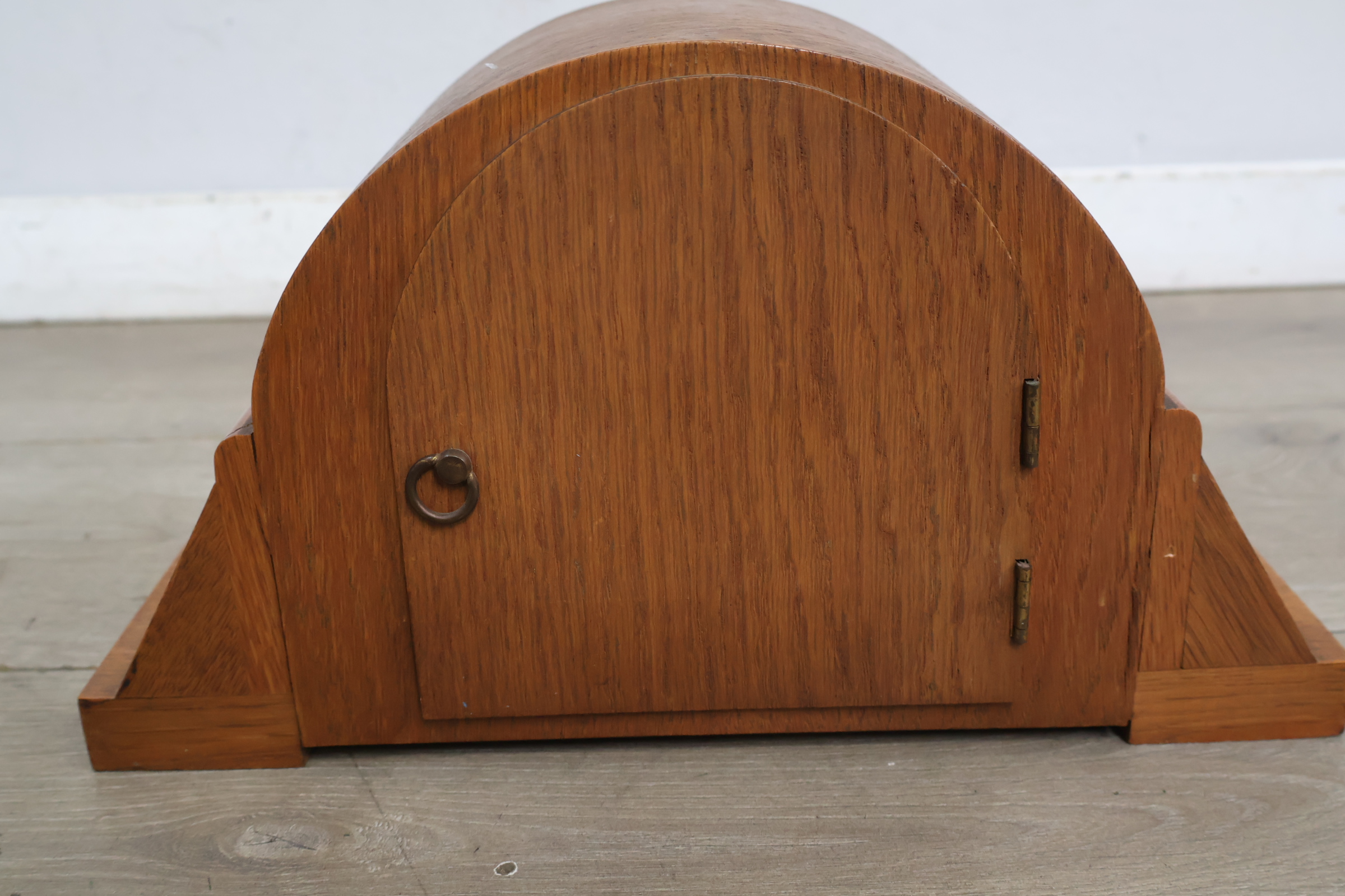 Houten tafelklok met ronde wijzerplaat – foto 8 – kavel bij GSD Auctions, Zoeterwoude