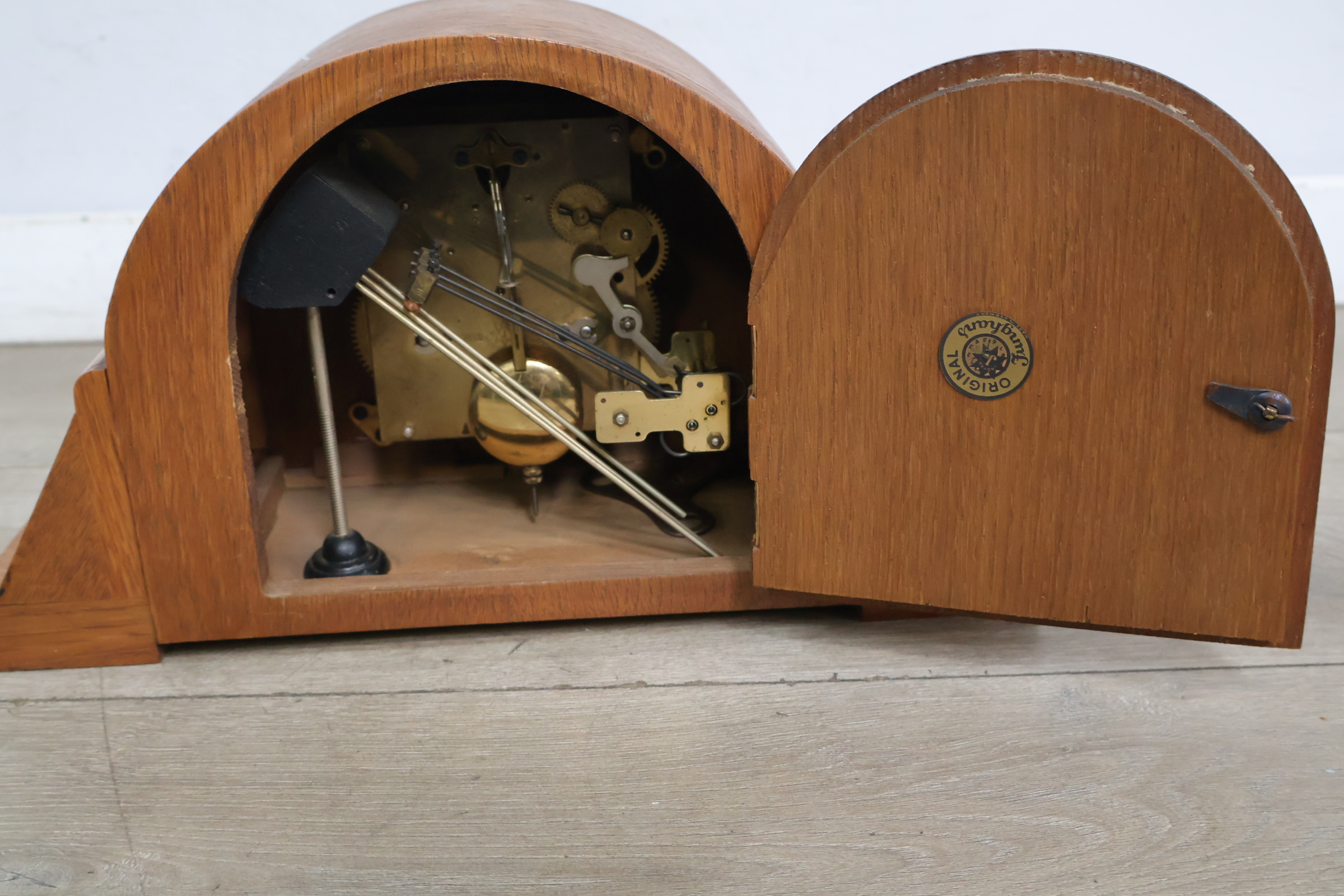 Houten tafelklok met ronde wijzerplaat – foto 9 – kavel bij GSD Auctions, Zoeterwoude