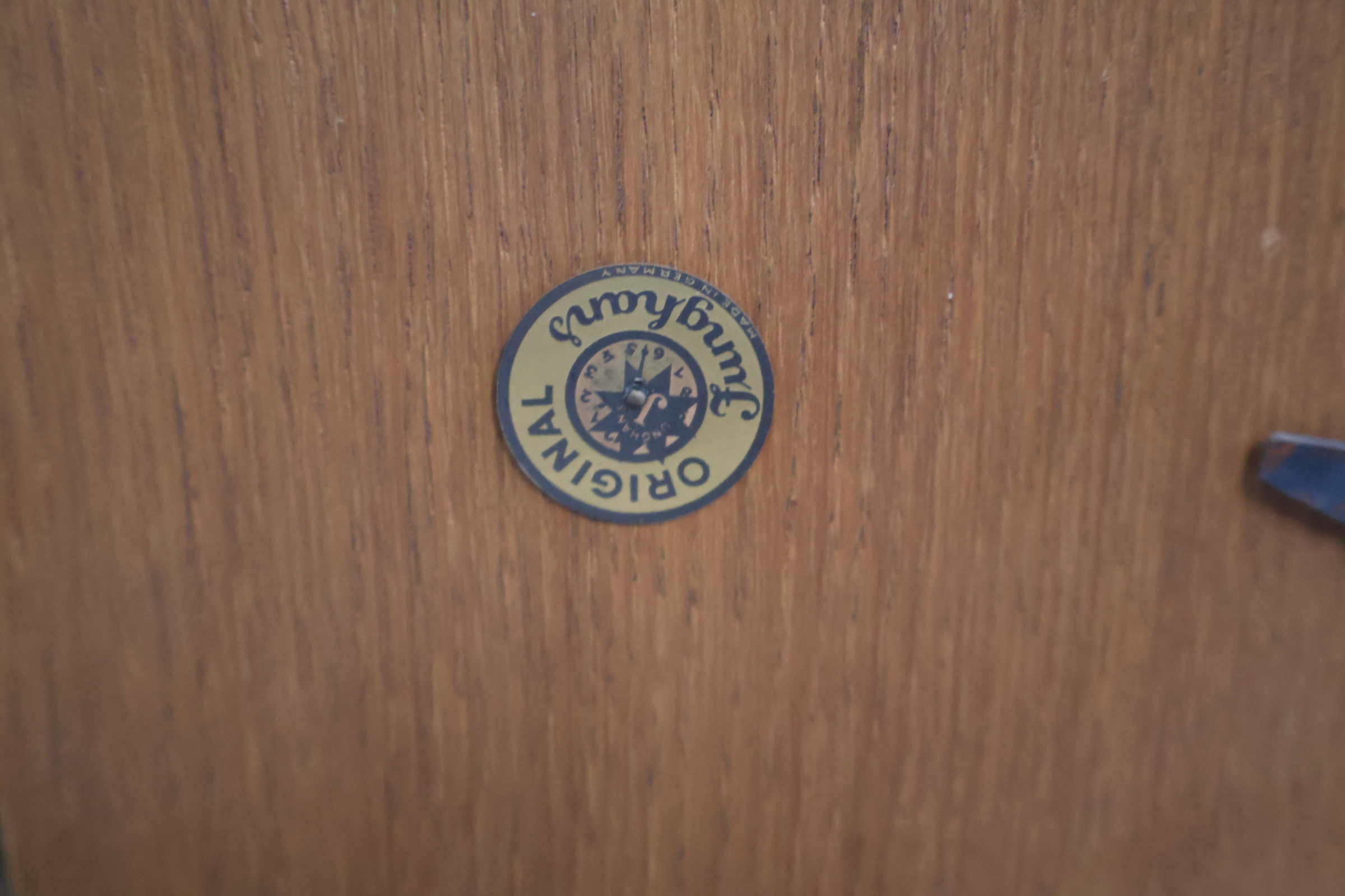 Houten tafelklok met ronde wijzerplaat – foto 10 – kavel bij GSD Auctions, Zoeterwoude