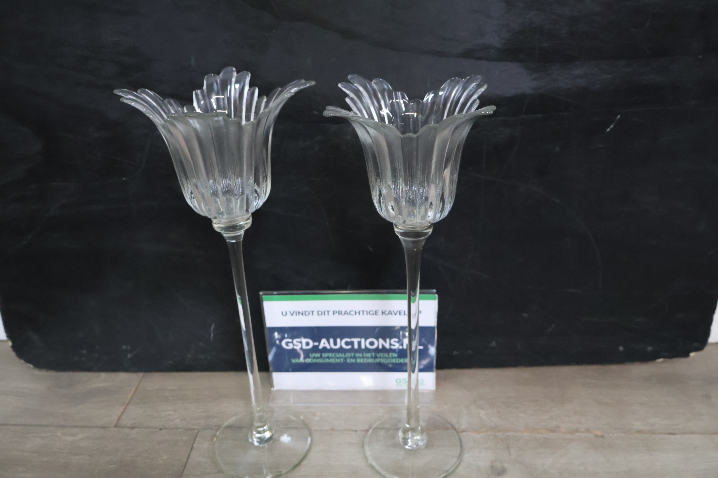 Set glazen kandelaren met bloemmotief – foto 2 – kavel bij GSD Auctions, Zoeterwoude