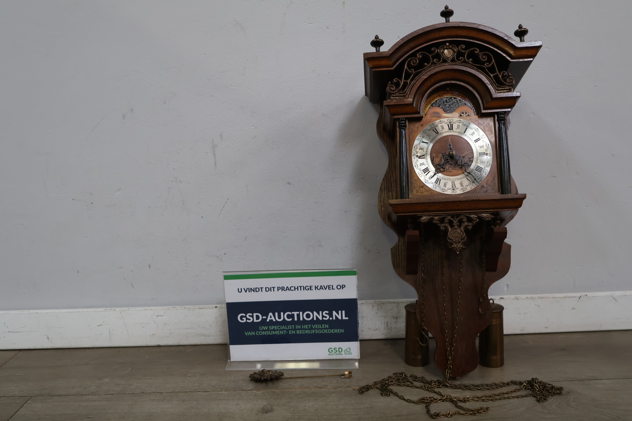 Antieke wandklok met houten kast en metalen wijzerplaat – kavel bij GSD Auctions, Zoeterwoude