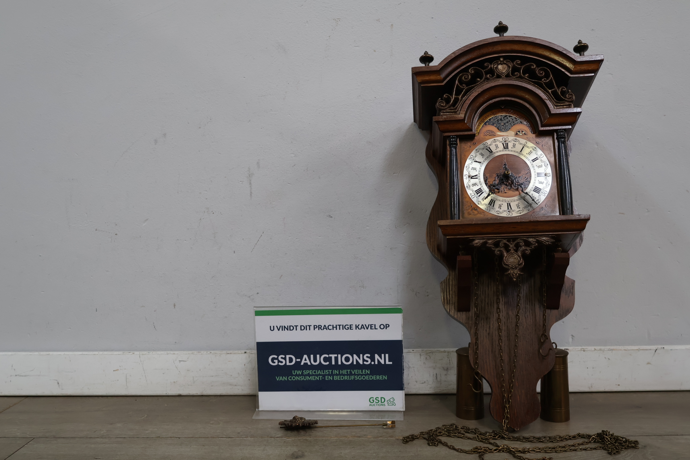 Antieke wandklok met houten kast en metalen wijzerplaat – foto 2 – kavel bij GSD Auctions, Zoeterwoude