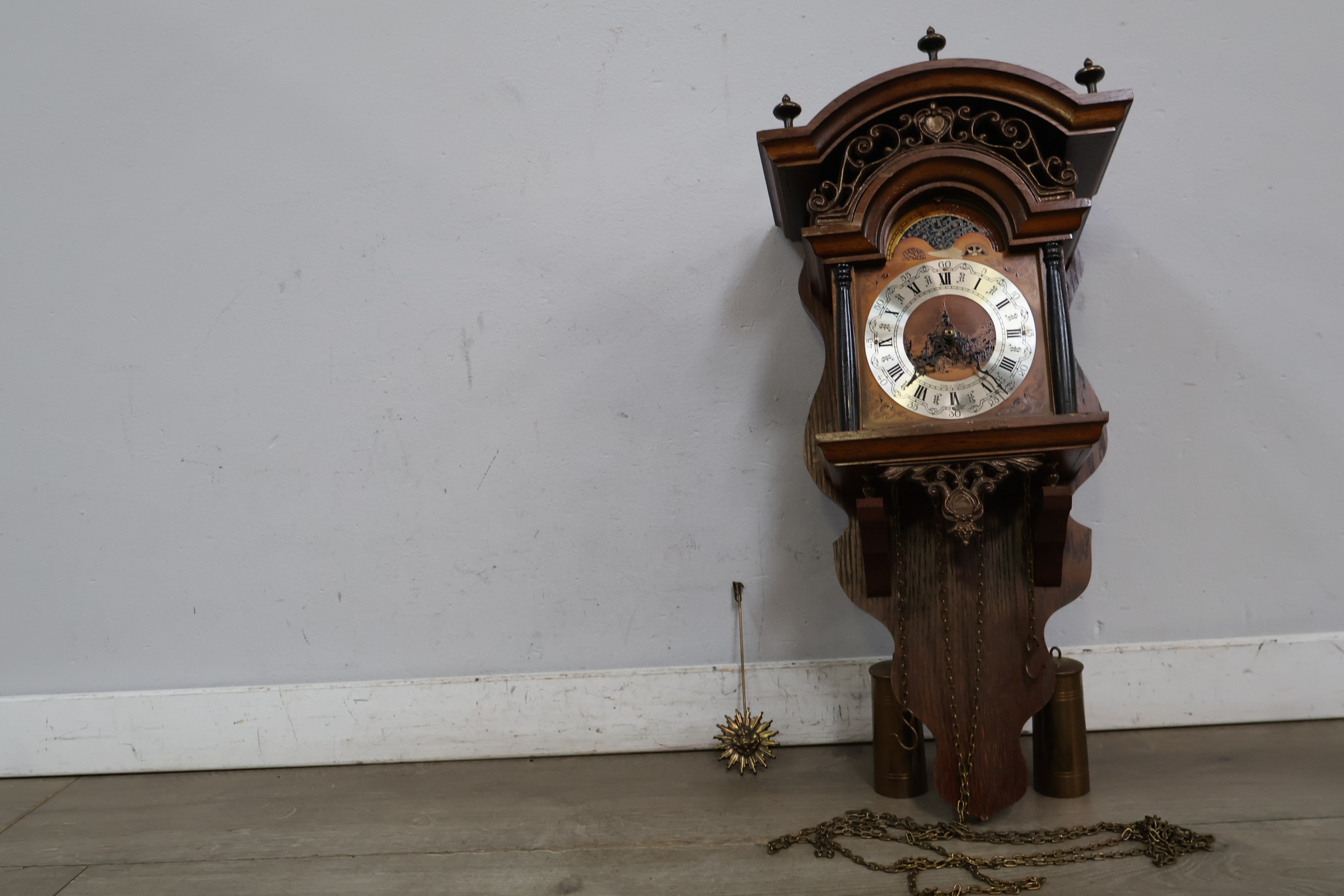 Antieke wandklok met houten kast en metalen wijzerplaat – foto 3 – kavel bij GSD Auctions, Zoeterwoude