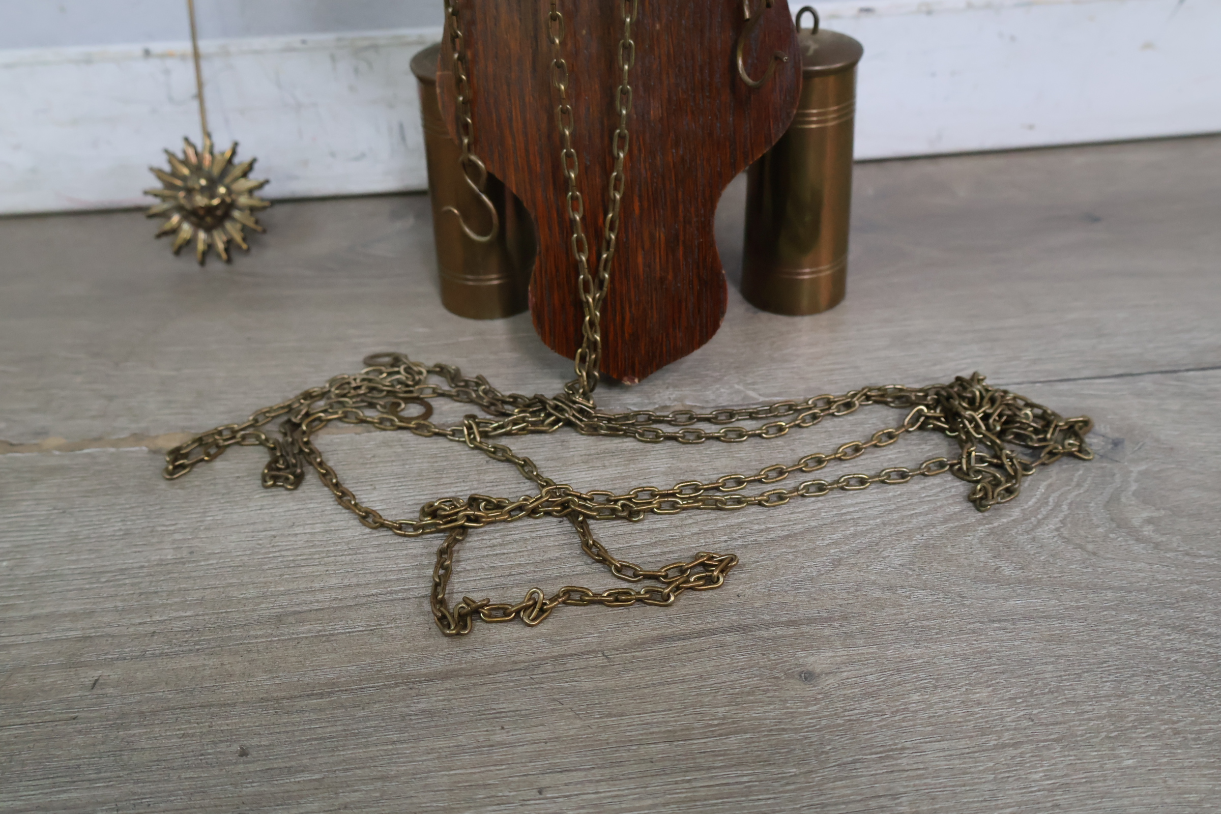 Antieke wandklok met houten kast en metalen wijzerplaat – foto 4 – kavel bij GSD Auctions, Zoeterwoude