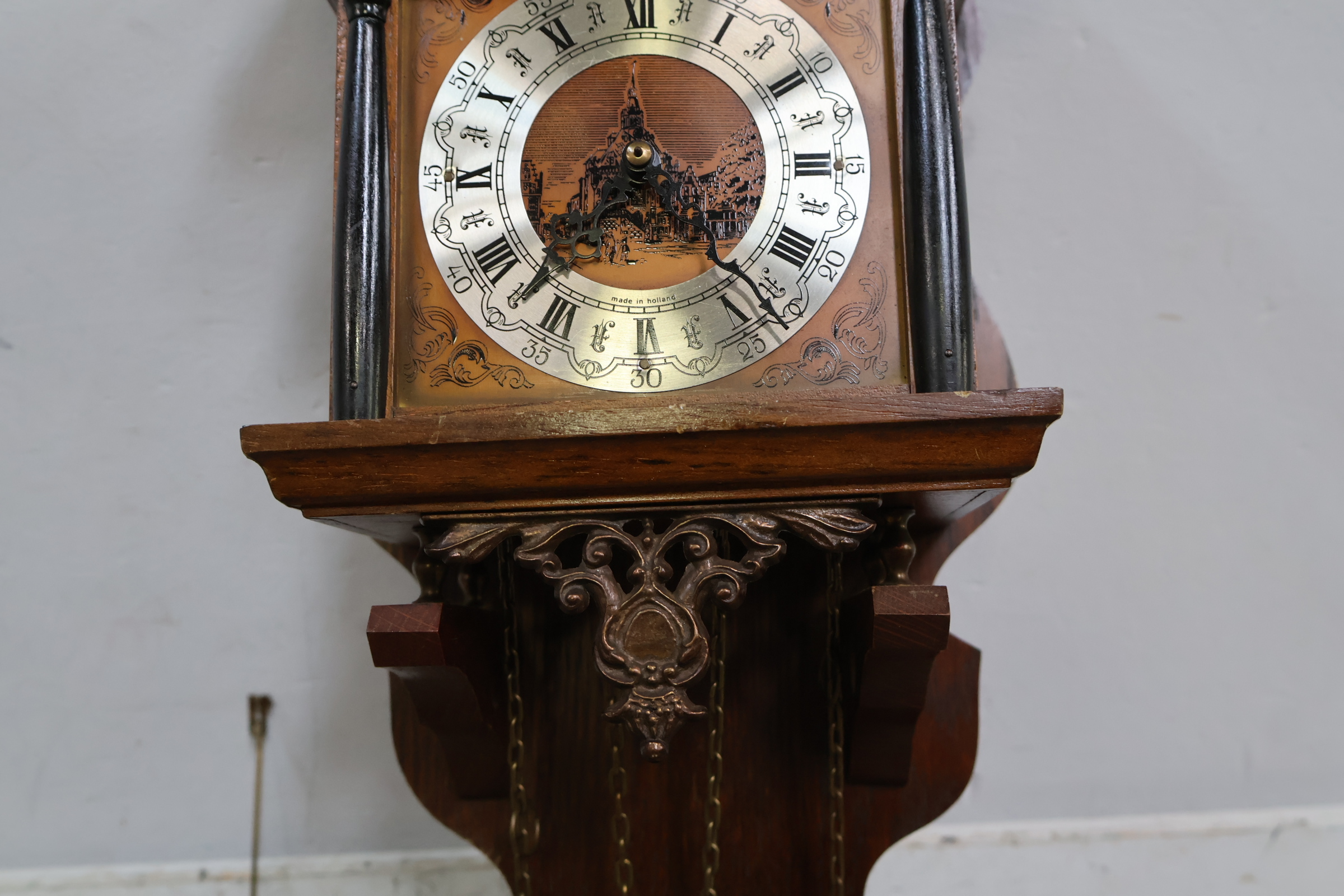 Antieke wandklok met houten kast en metalen wijzerplaat – foto 5 – kavel bij GSD Auctions, Zoeterwoude