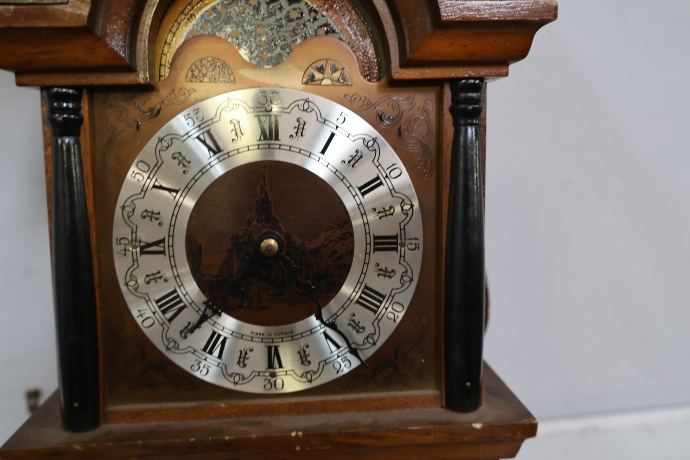 Antieke wandklok met houten kast en metalen wijzerplaat – foto 6 – kavel bij GSD Auctions, Zoeterwoude