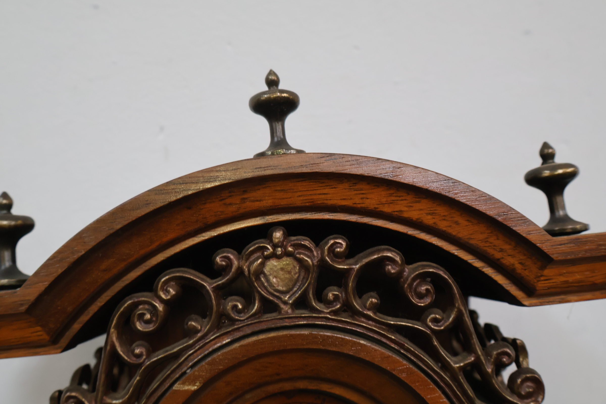 Antieke wandklok met houten kast en metalen wijzerplaat – foto 7 – kavel bij GSD Auctions, Zoeterwoude