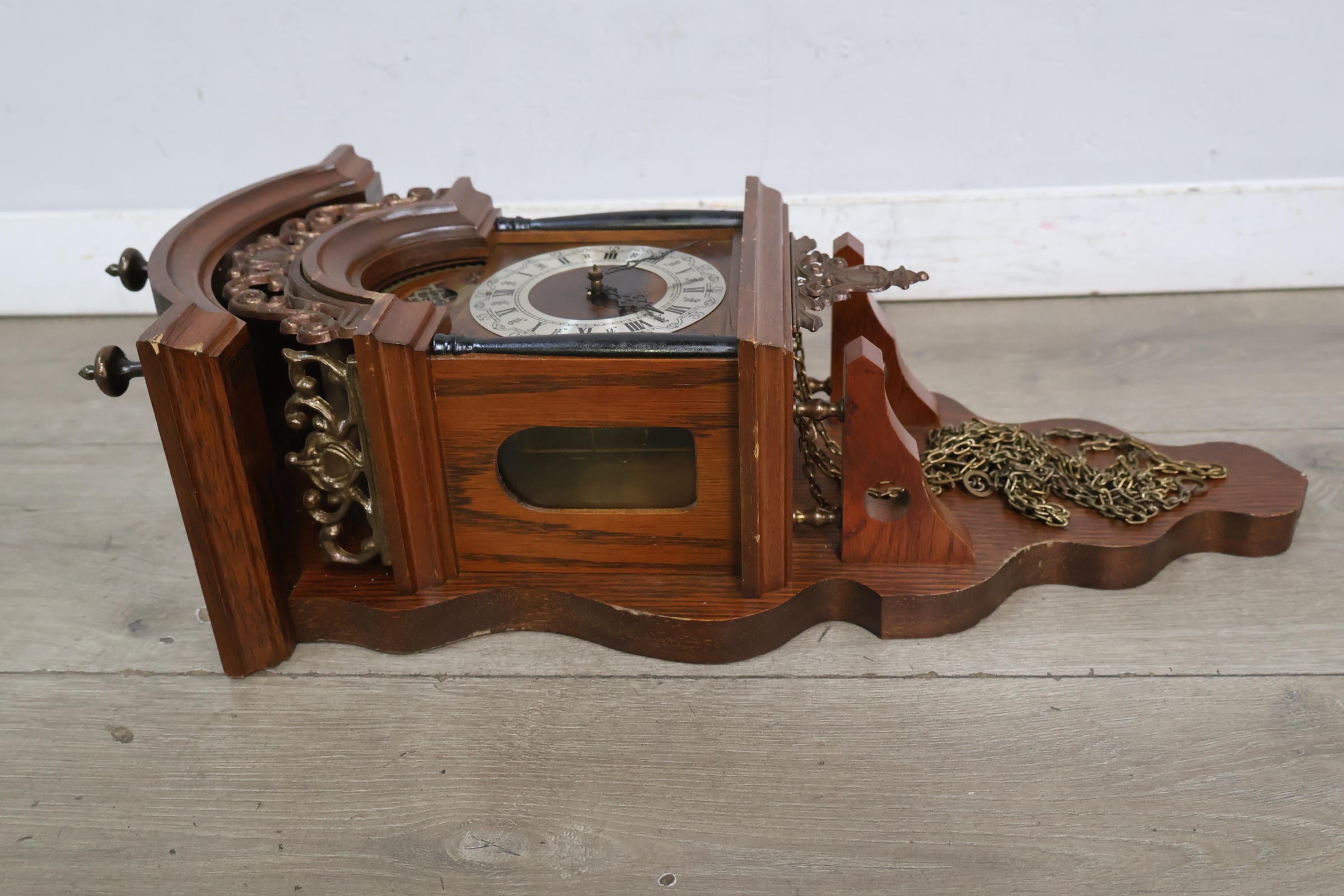 Antieke wandklok met houten kast en metalen wijzerplaat – foto 9 – kavel bij GSD Auctions, Zoeterwoude