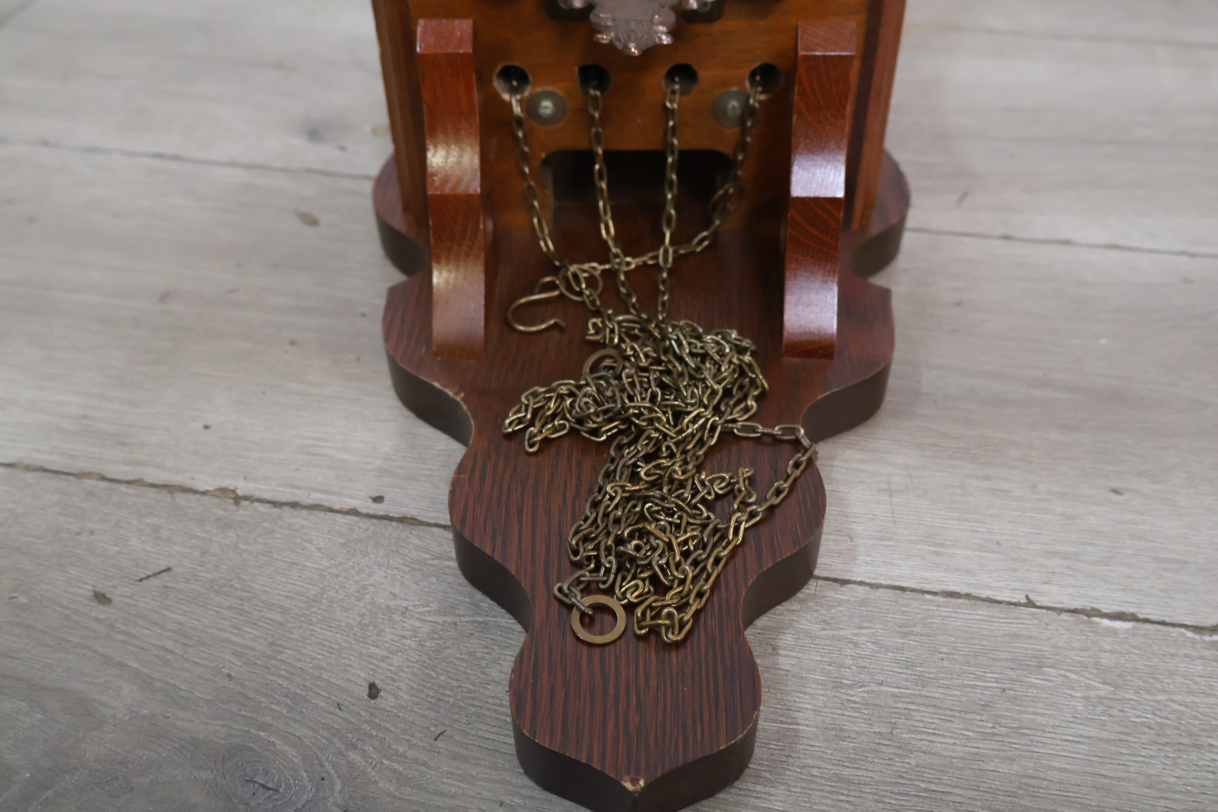Antieke wandklok met houten kast en metalen wijzerplaat – foto 10 – kavel bij GSD Auctions, Zoeterwoude