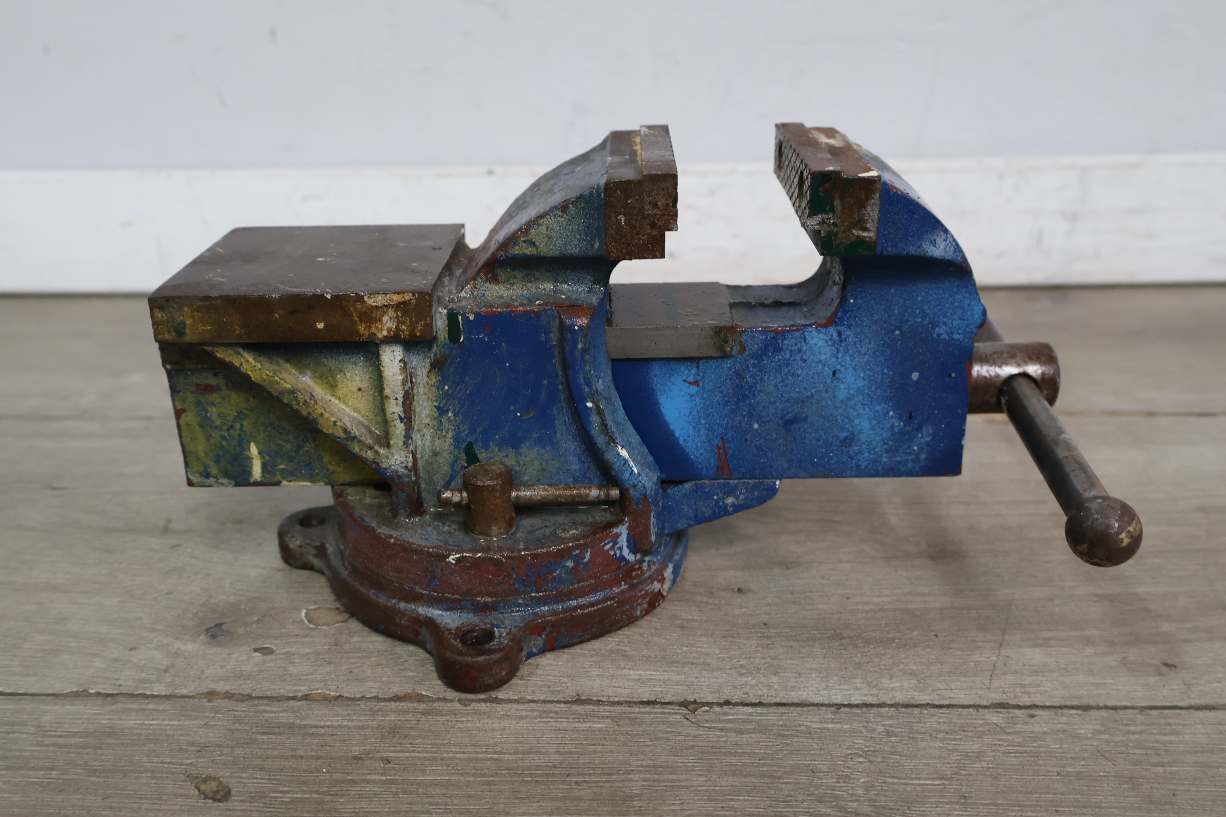 Bankklem bankschroef blauw metalen werkbankklem – foto 3 – kavel bij GSD Auctions, Zoeterwoude
