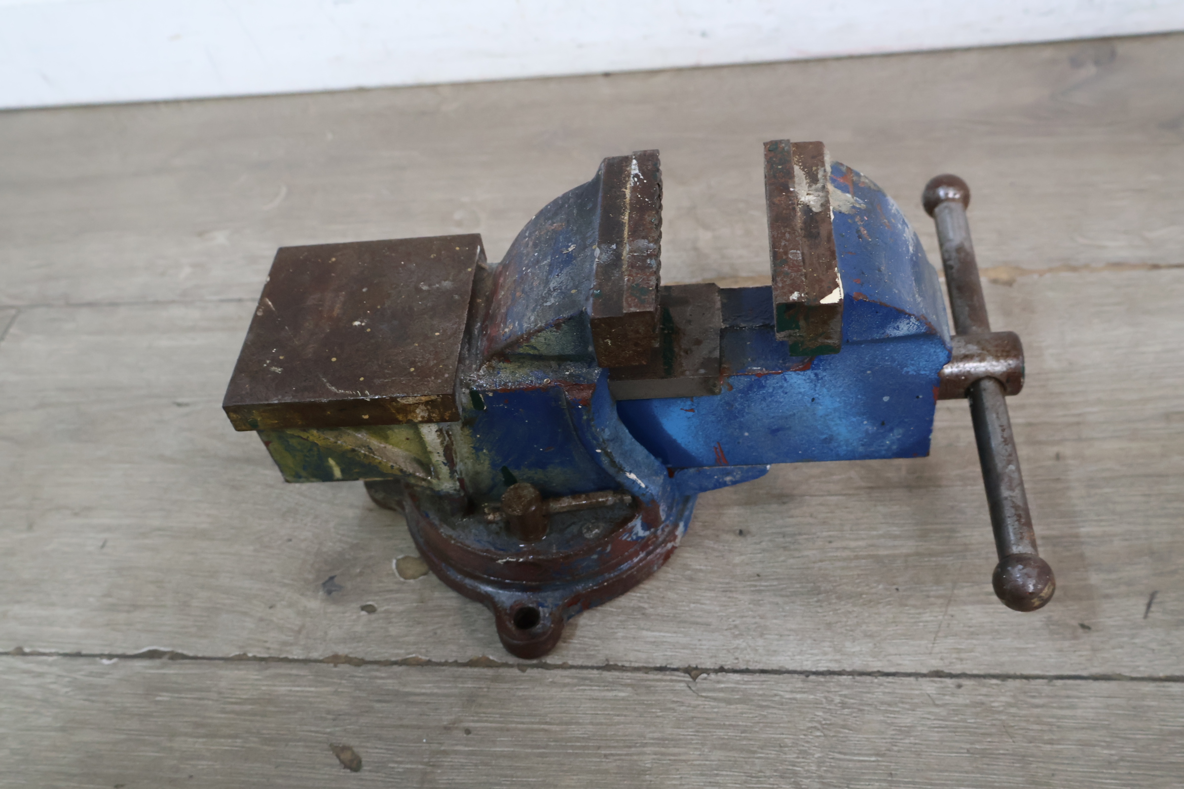 Bankklem bankschroef blauw metalen werkbankklem – foto 4 – kavel bij GSD Auctions, Zoeterwoude
