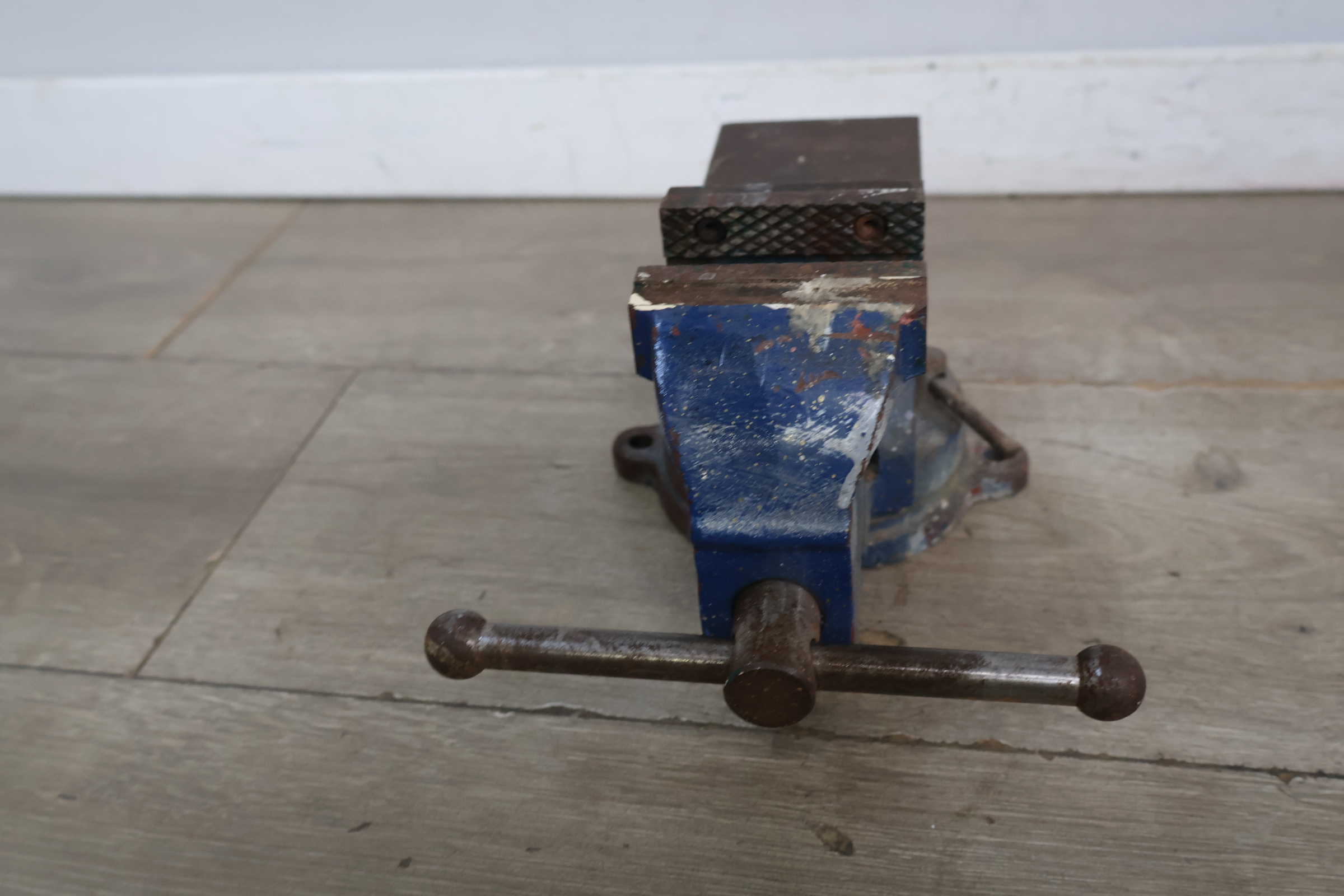 Bankklem bankschroef blauw metalen werkbankklem – foto 5 – kavel bij GSD Auctions, Zoeterwoude