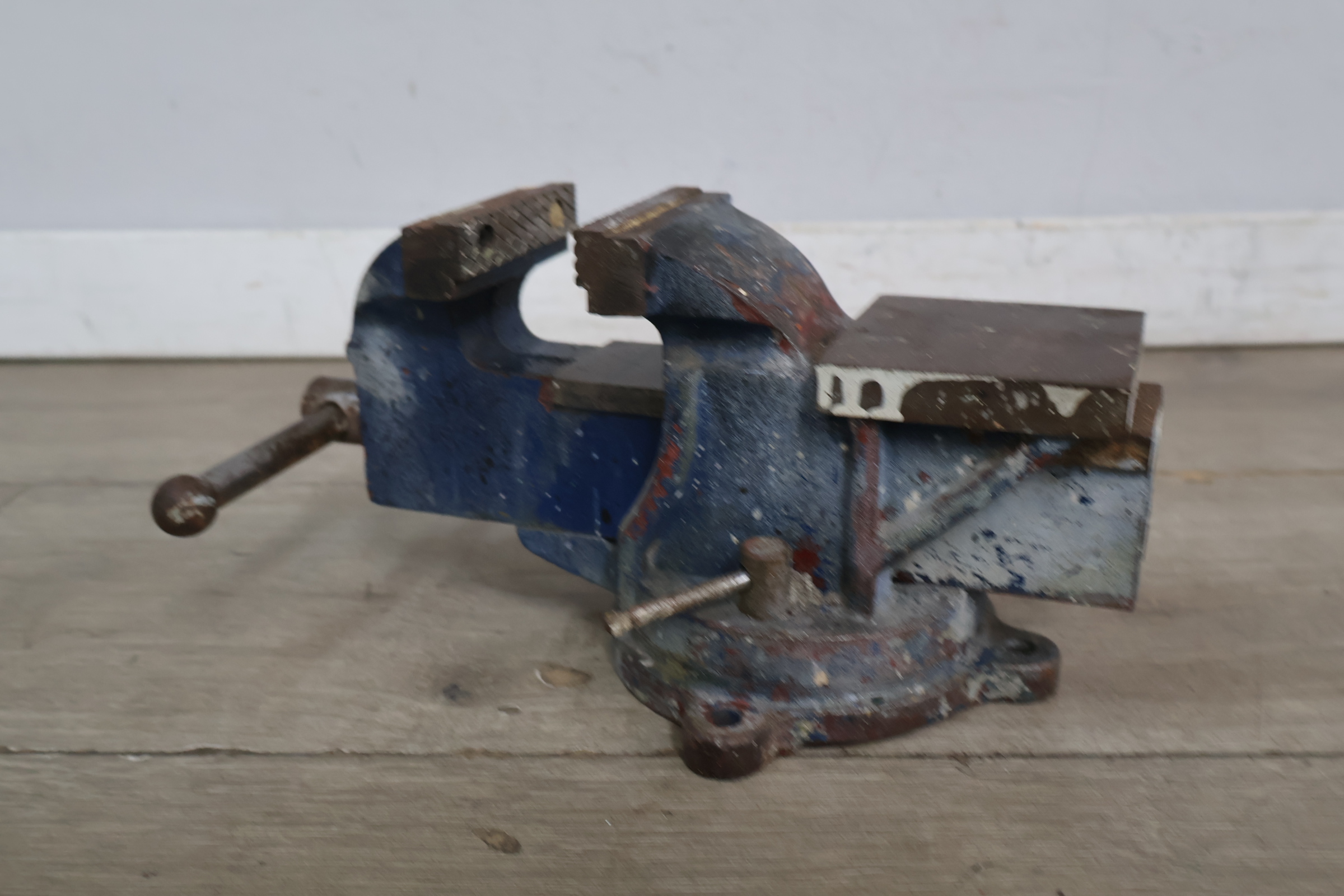 Bankklem bankschroef blauw metalen werkbankklem – foto 6 – kavel bij GSD Auctions, Zoeterwoude