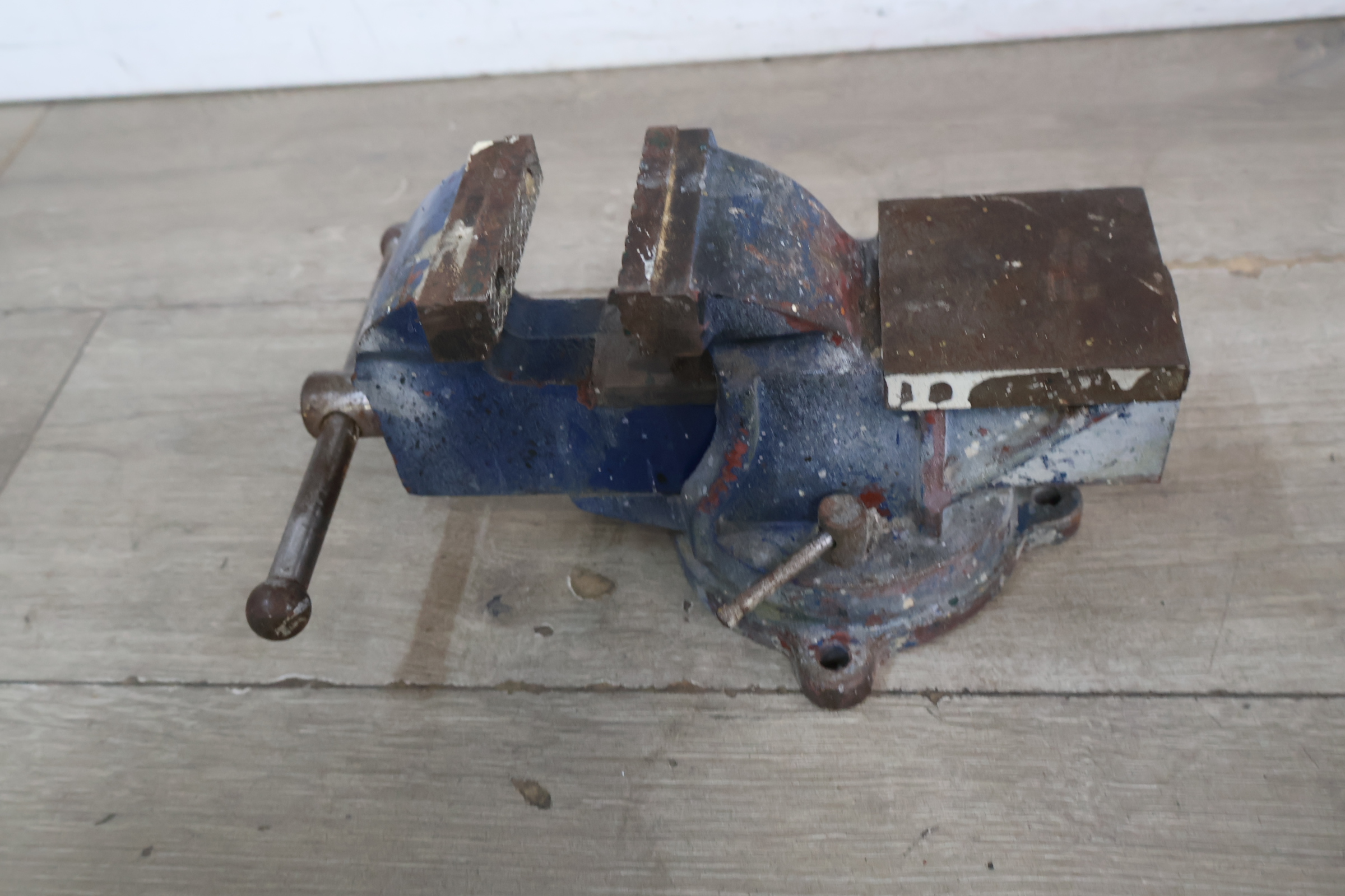 Bankklem bankschroef blauw metalen werkbankklem – foto 7 – kavel bij GSD Auctions, Zoeterwoude