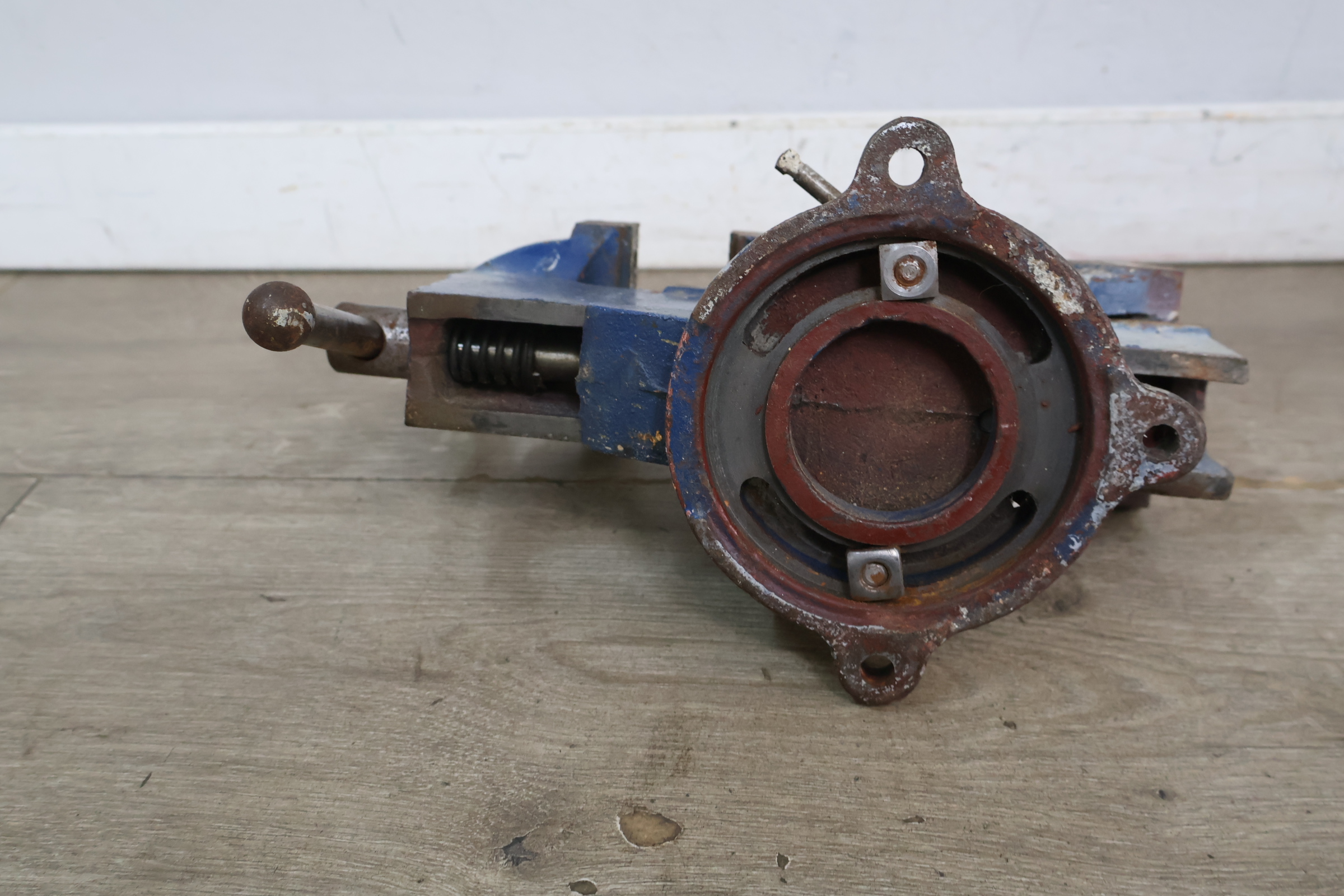 Bankklem bankschroef blauw metalen werkbankklem – foto 8 – kavel bij GSD Auctions, Zoeterwoude