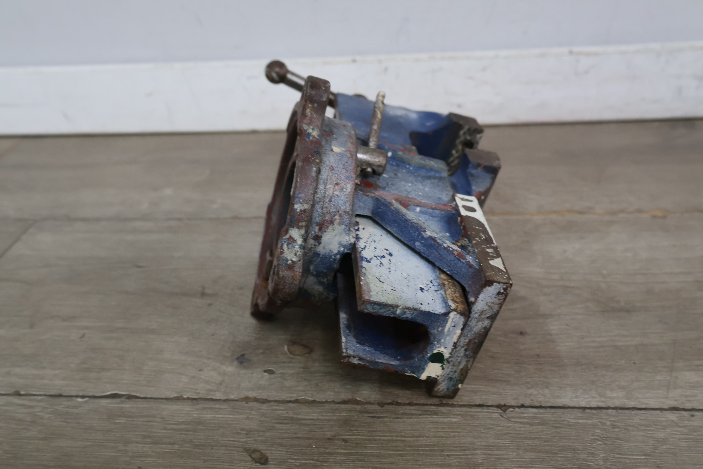 Bankklem bankschroef blauw metalen werkbankklem – foto 9 – kavel bij GSD Auctions, Zoeterwoude