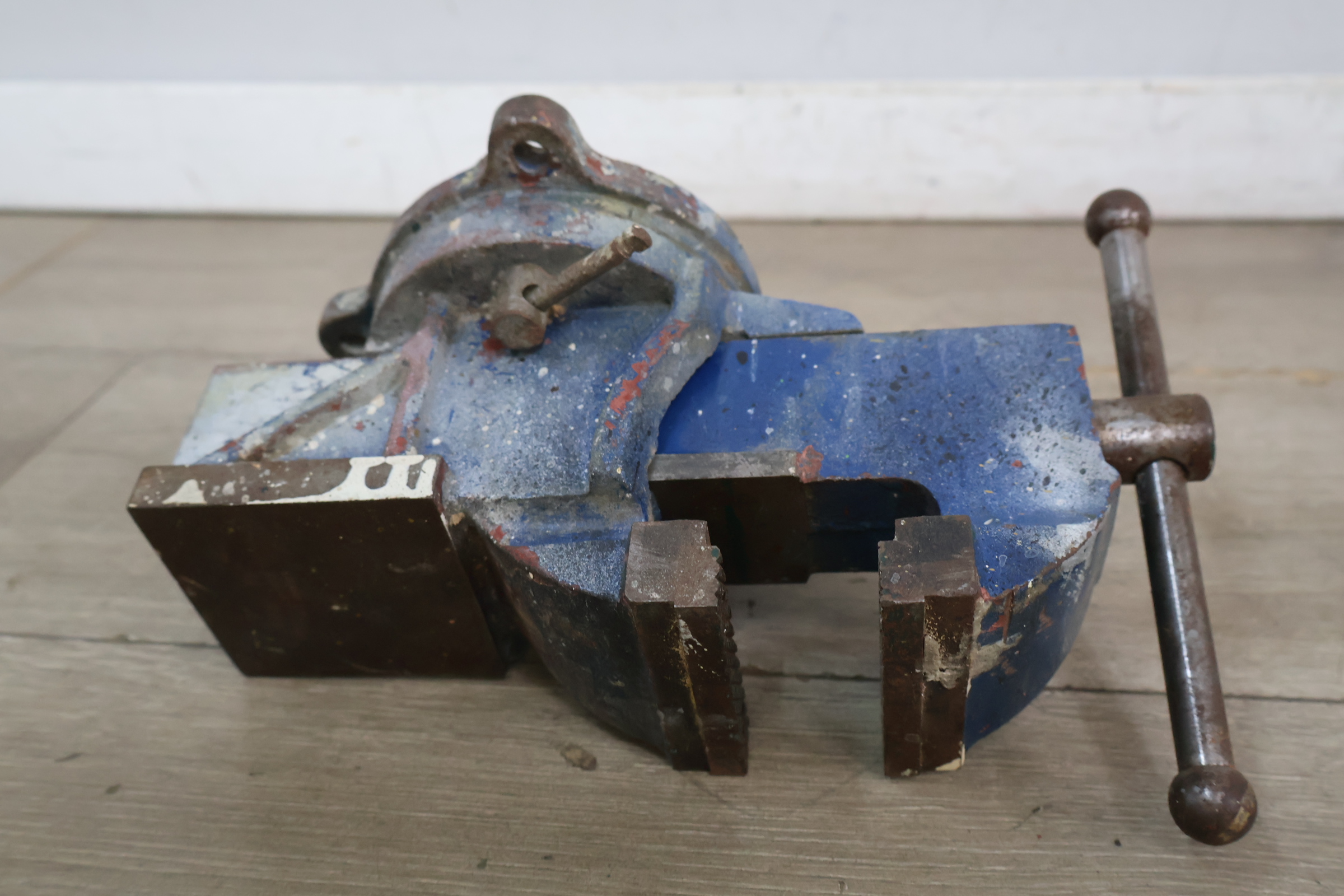 Bankklem bankschroef blauw metalen werkbankklem – foto 10 – kavel bij GSD Auctions, Zoeterwoude