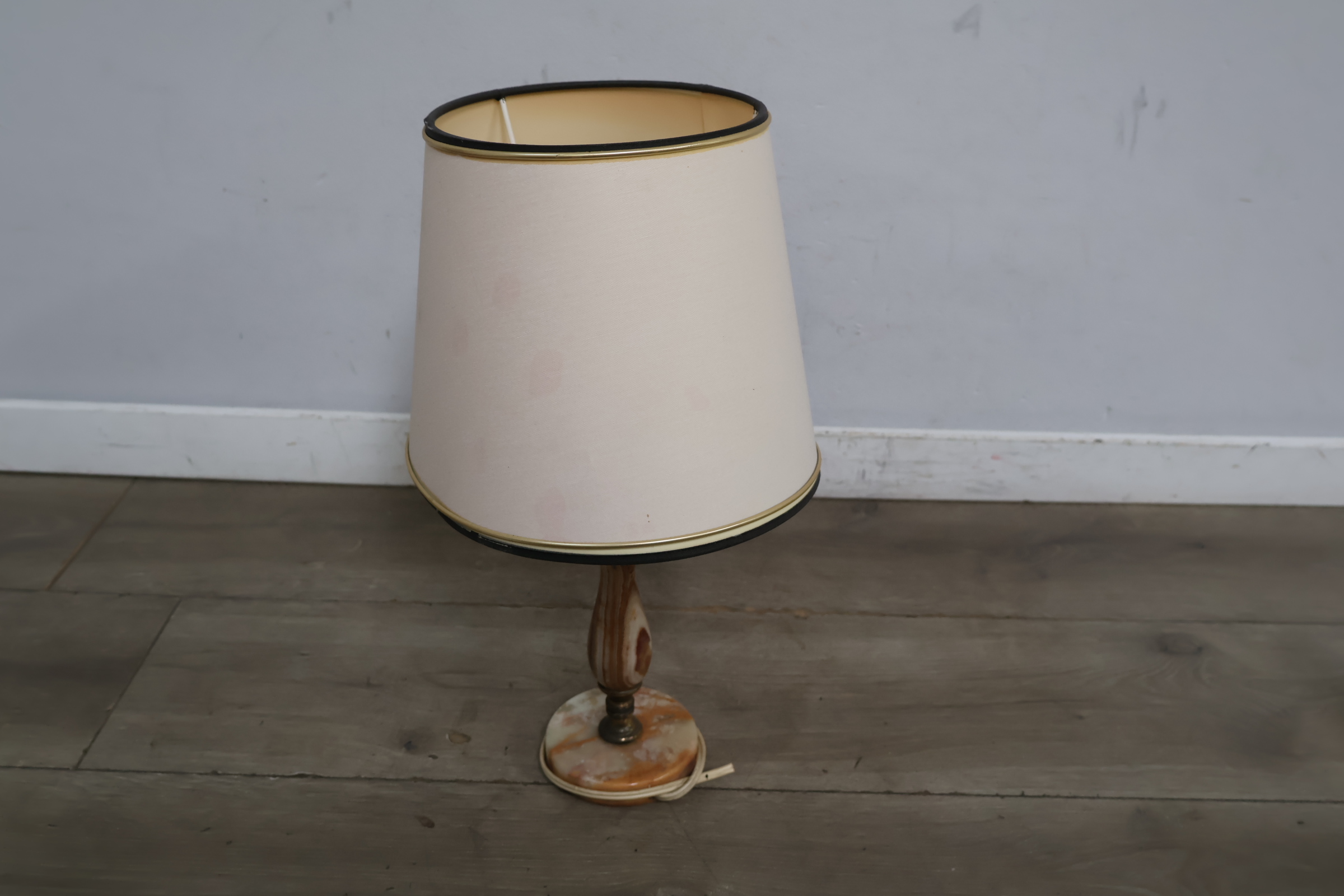 Vintage tafellamp met marmeren voet – foto 4 – kavel bij GSD Auctions, Zoeterwoude