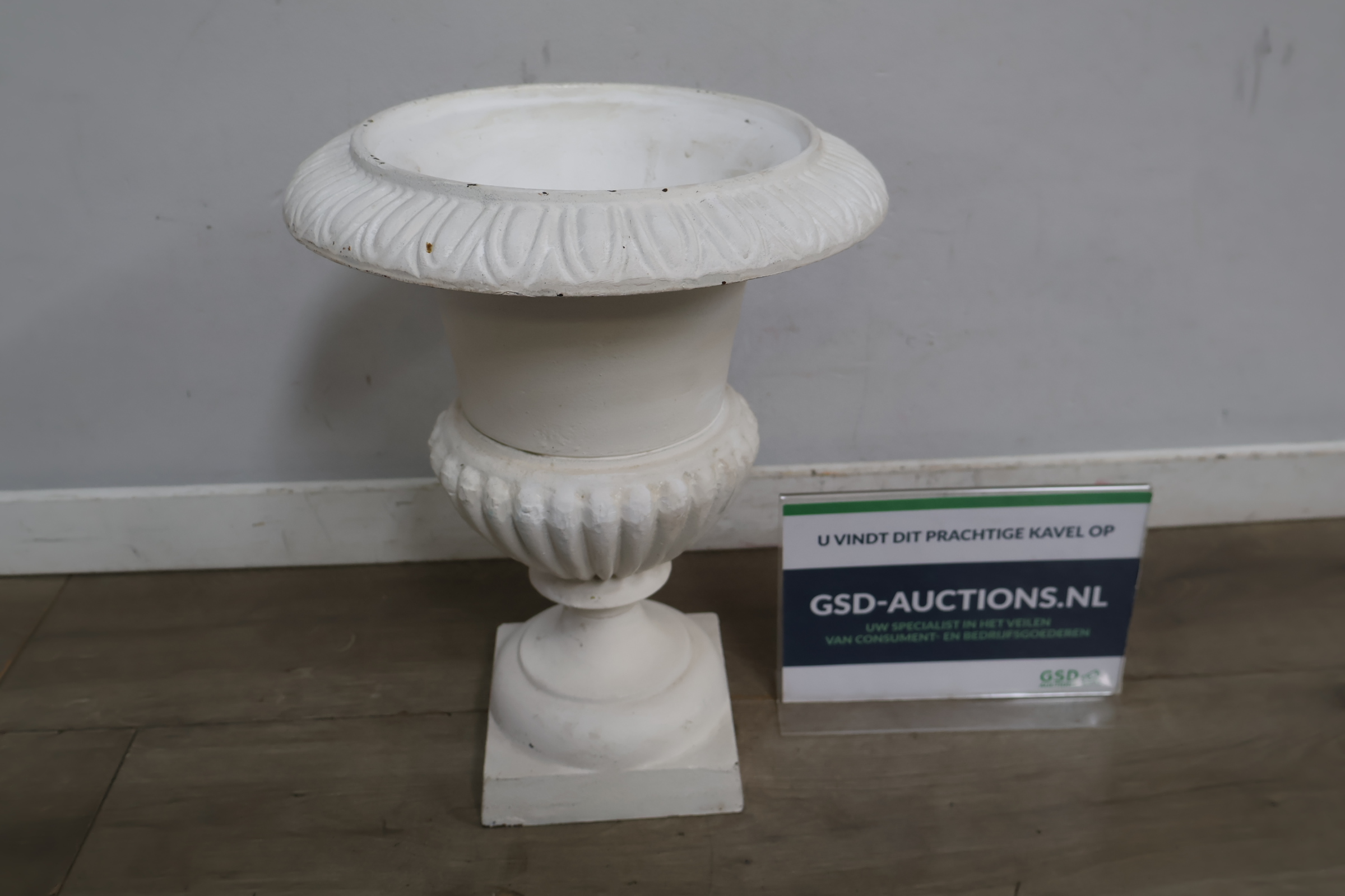 Witte decoratieve tuinvaas – foto 2 – kavel bij GSD Auctions, Zoeterwoude
